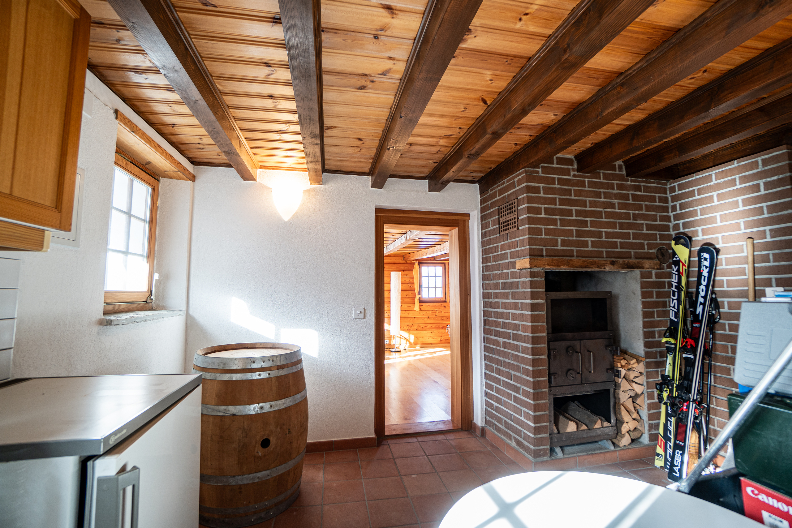Rustikaler Innenraum mit Kamin und Holzbalkendecke