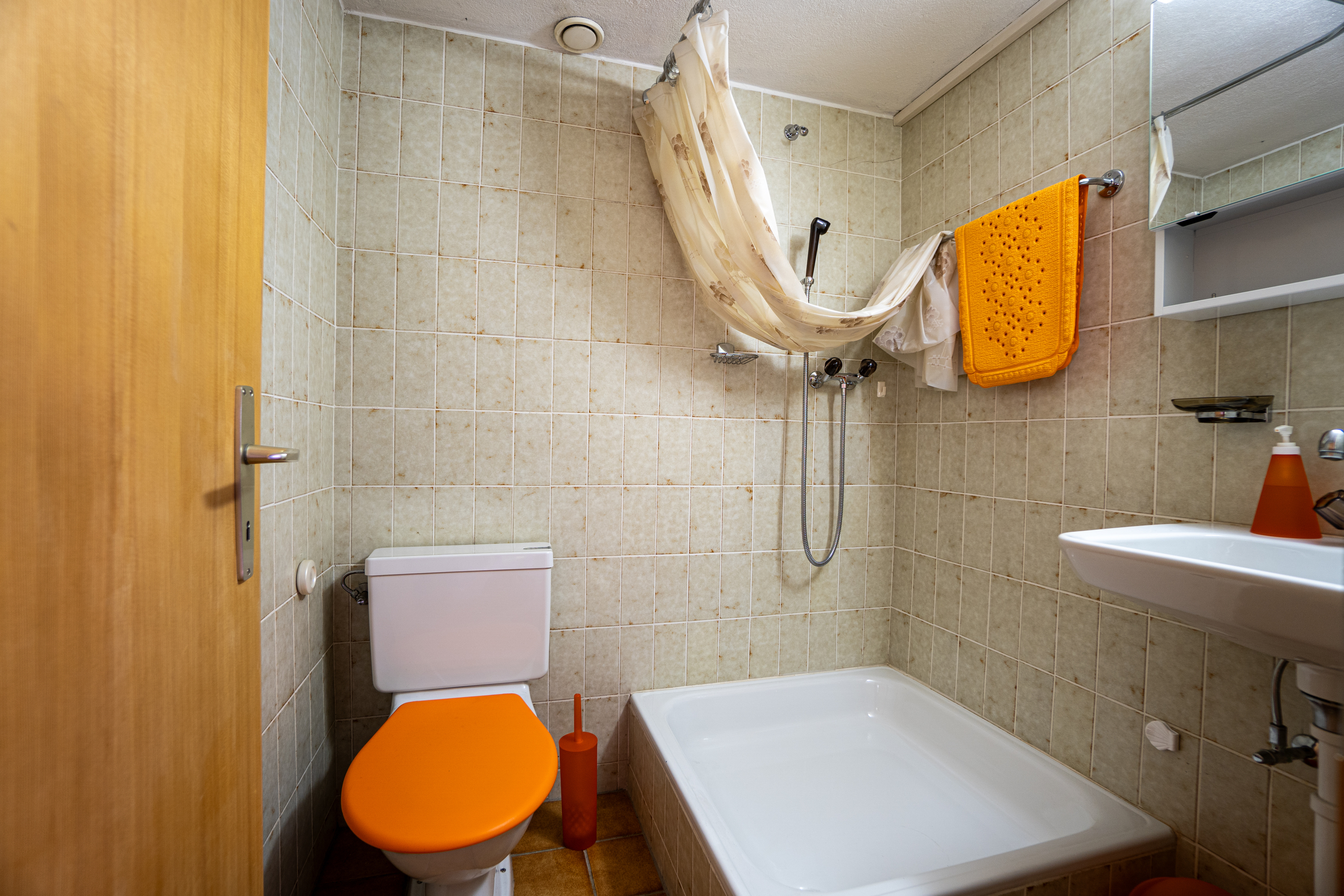 Kompaktes Badezimmer mit Badewanne und WC