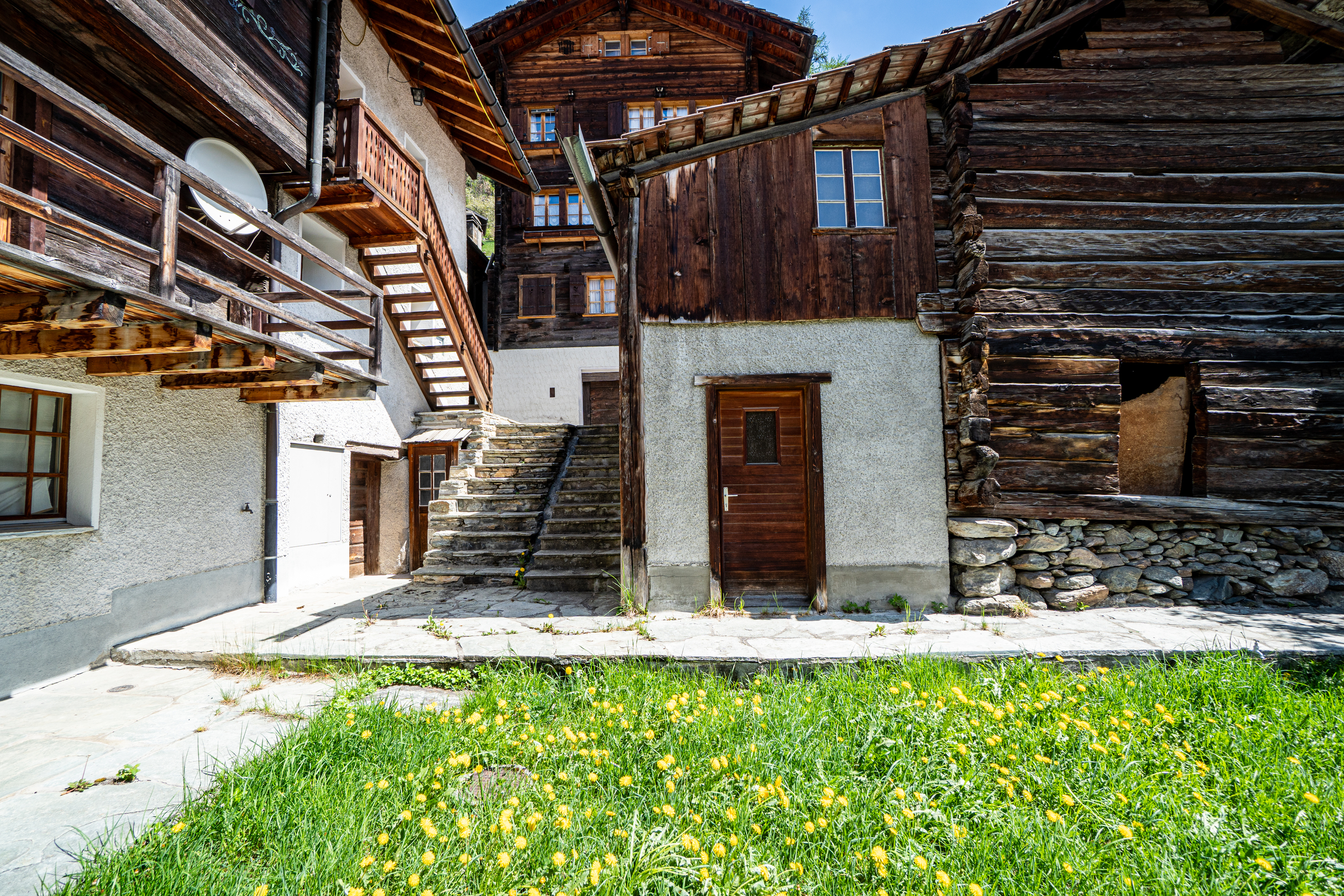 Rustikale Chalet-Fassade mit Innenhof