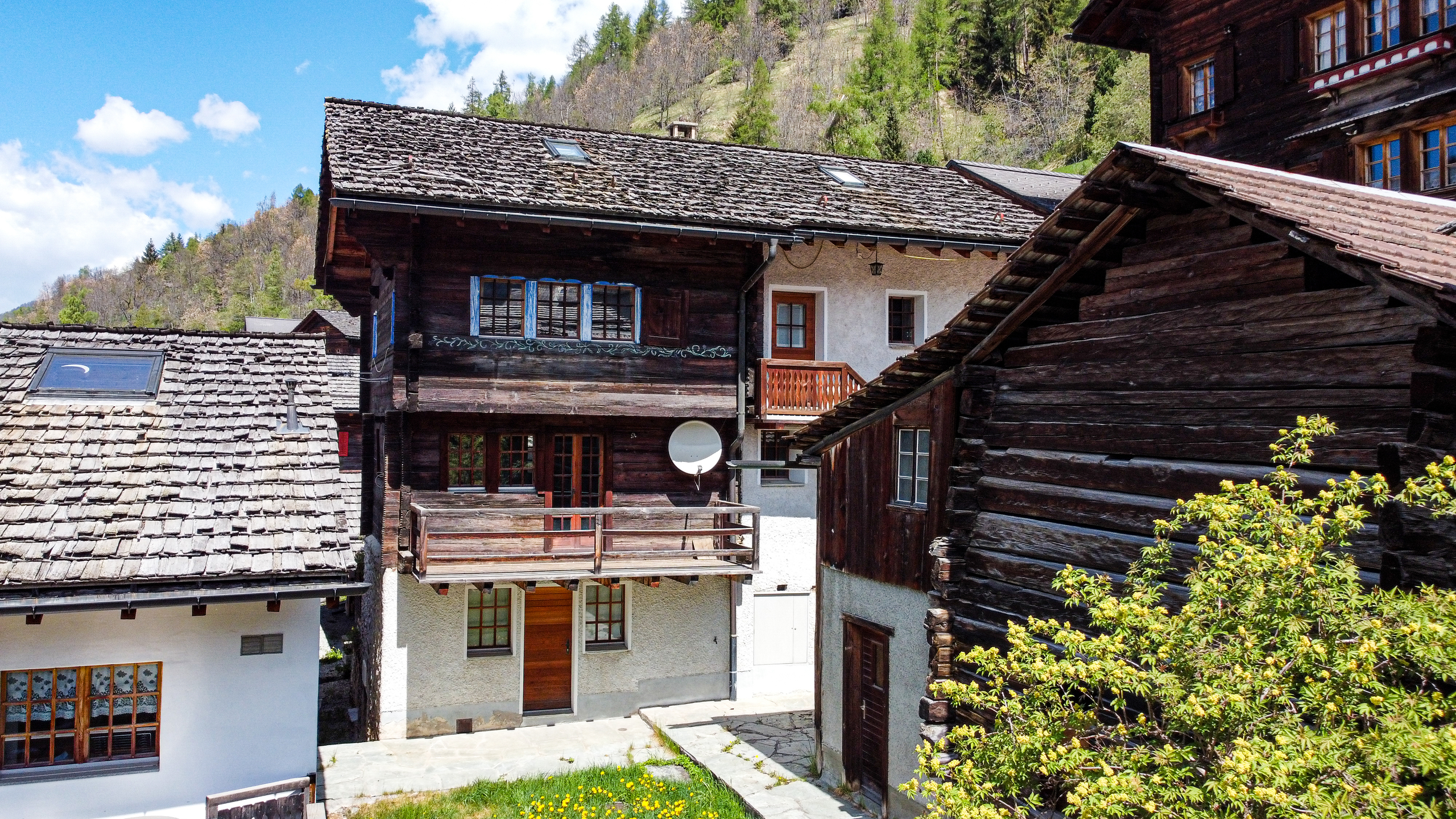 Alpines Wohnhaus mit Holzfassade