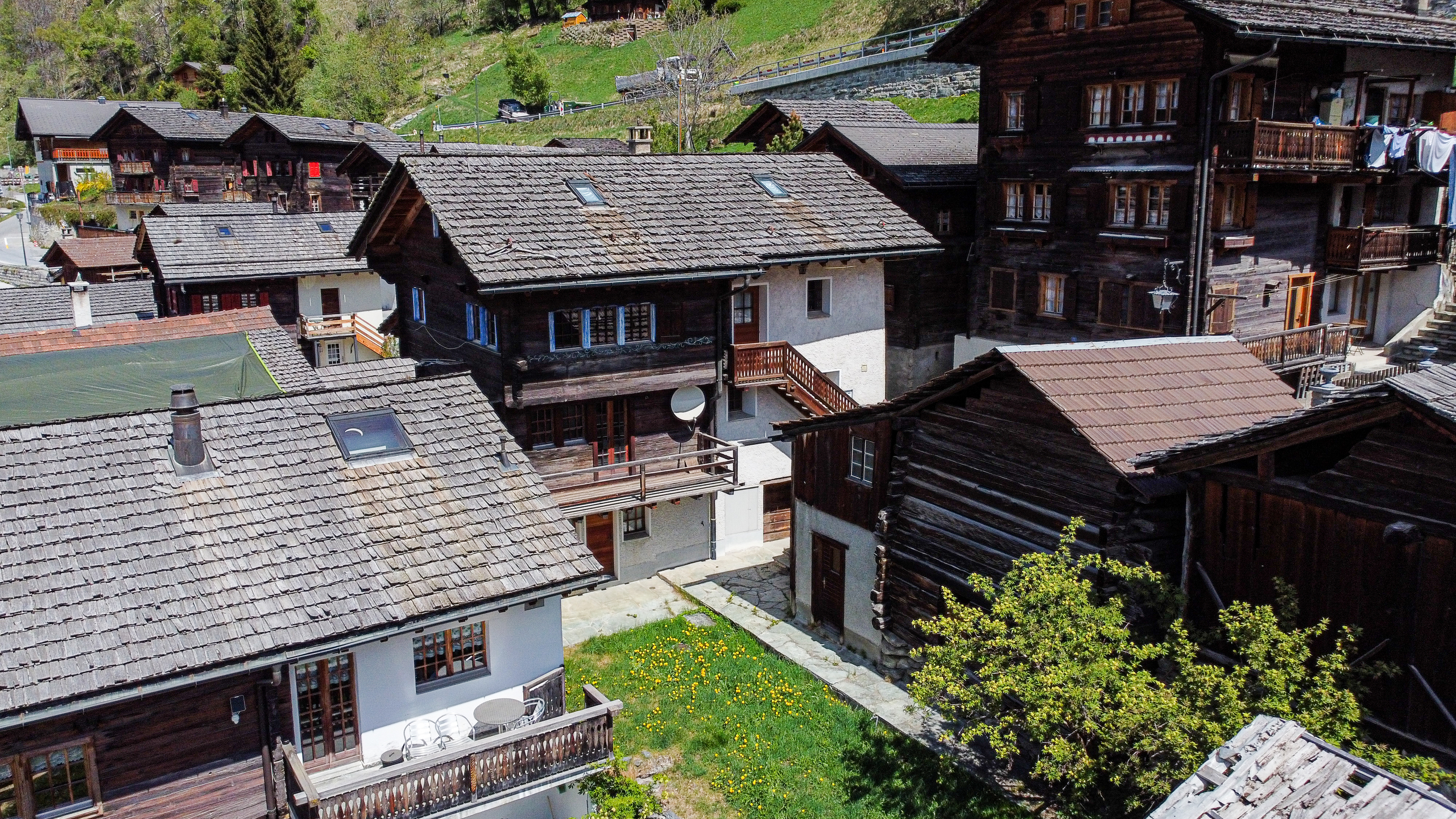 Alpine Dorfansicht mit traditionellen Holzhäusern