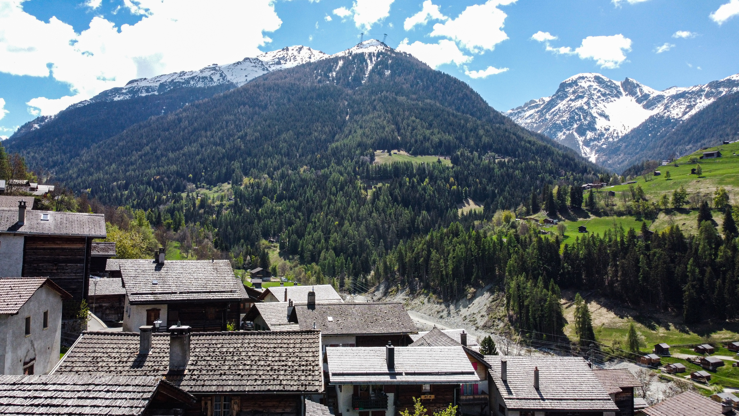 Alpenlandschaft mit Bergblick und Bergdorf