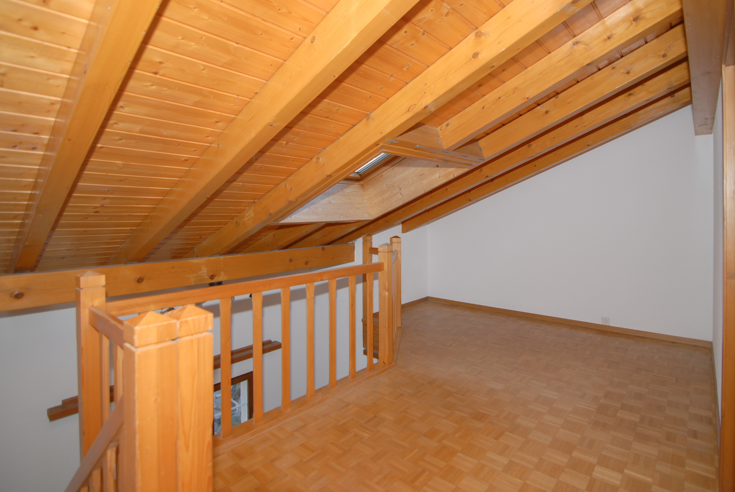Dachgeschoss mit Holzdecke und Galerie