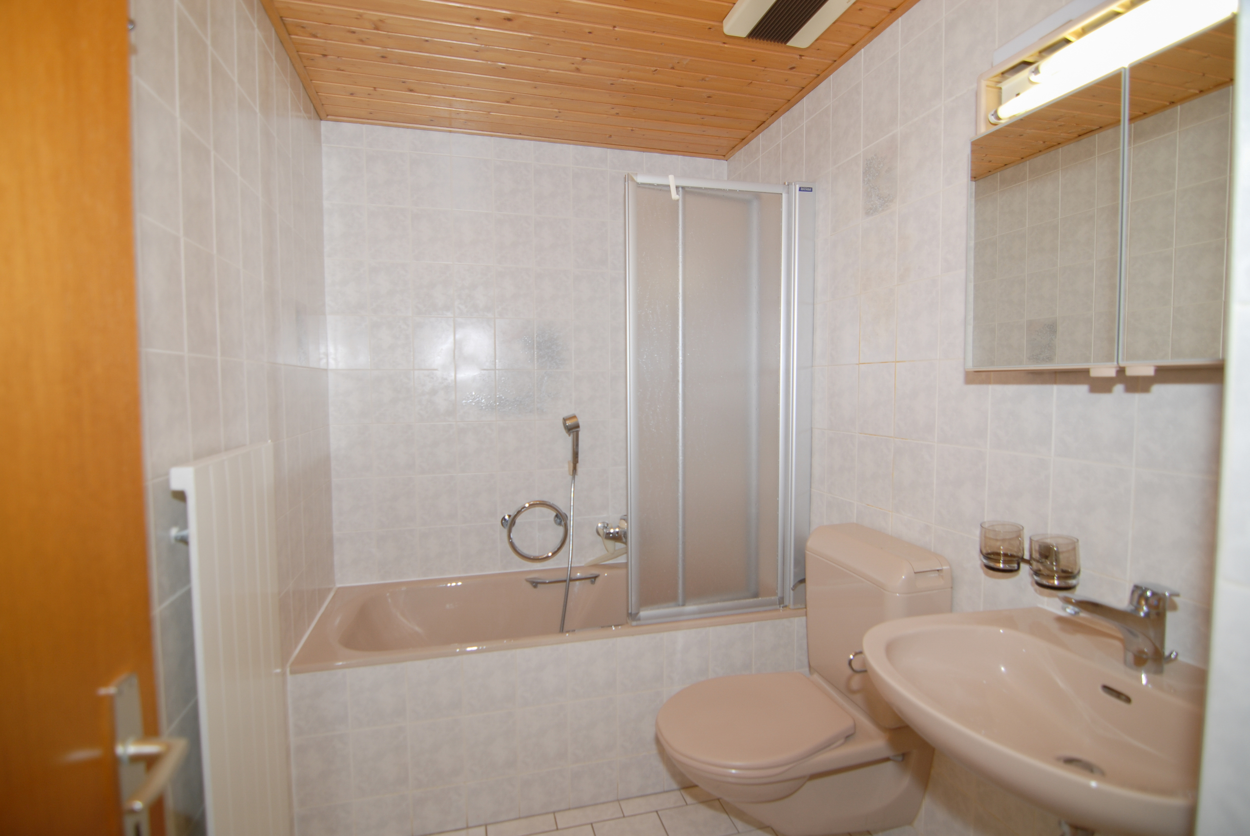 Kleines Badezimmer mit Wanne und Toilette
