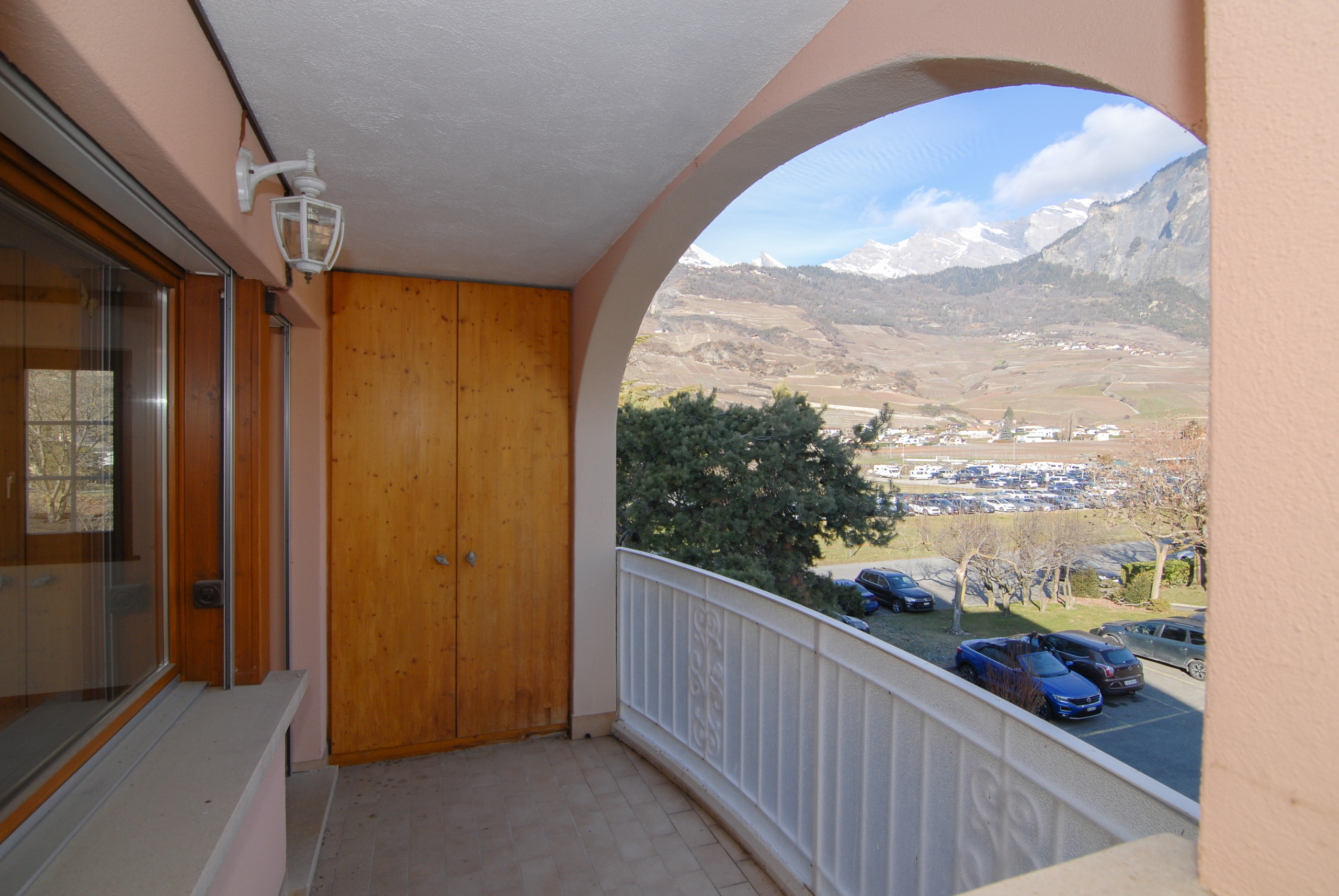Überdachter Balkon mit Bergblick