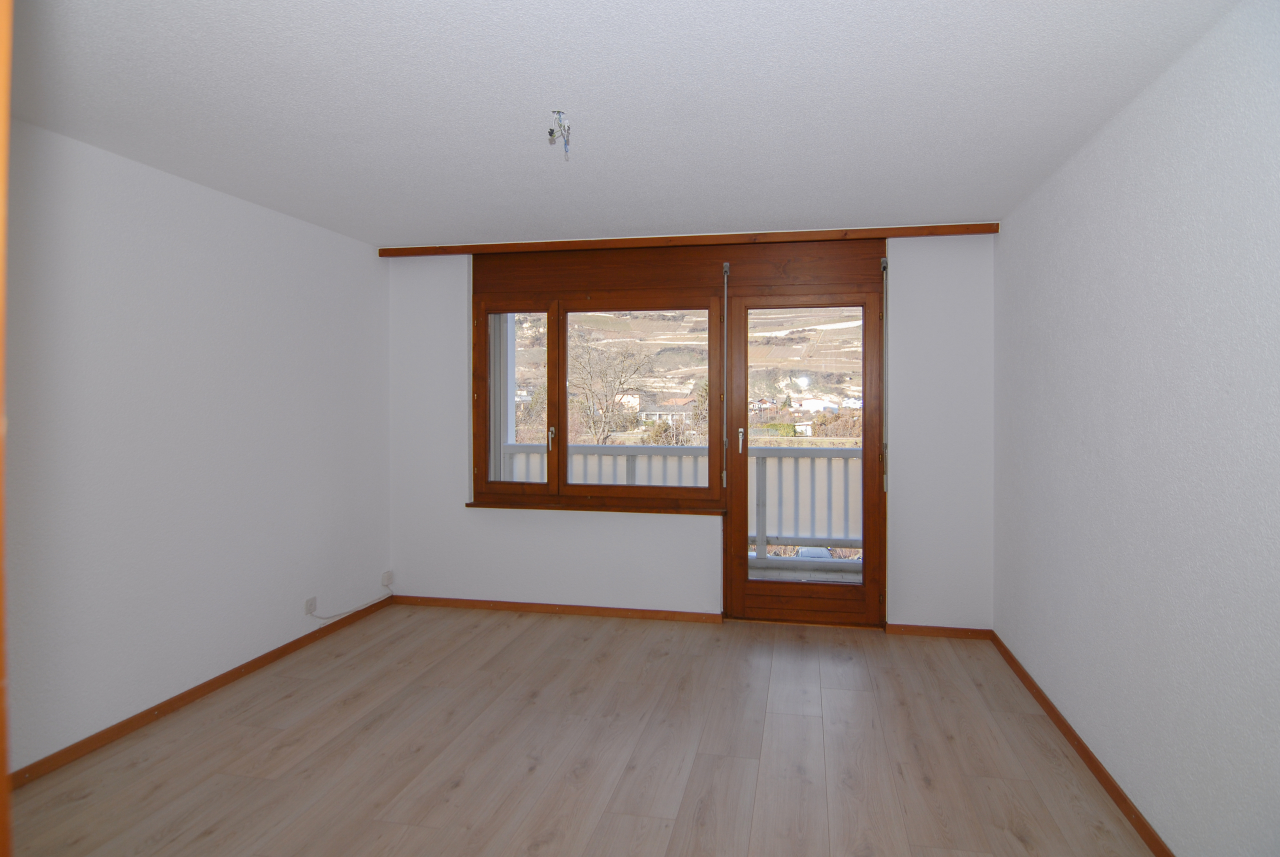 Leeres Zimmer mit Balkon und Aussicht