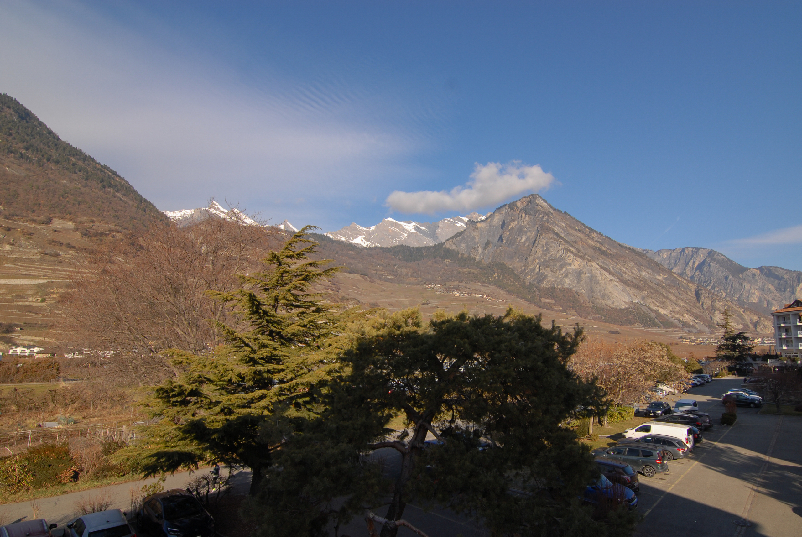 Bergpanorama mit Tal und Parkplatz