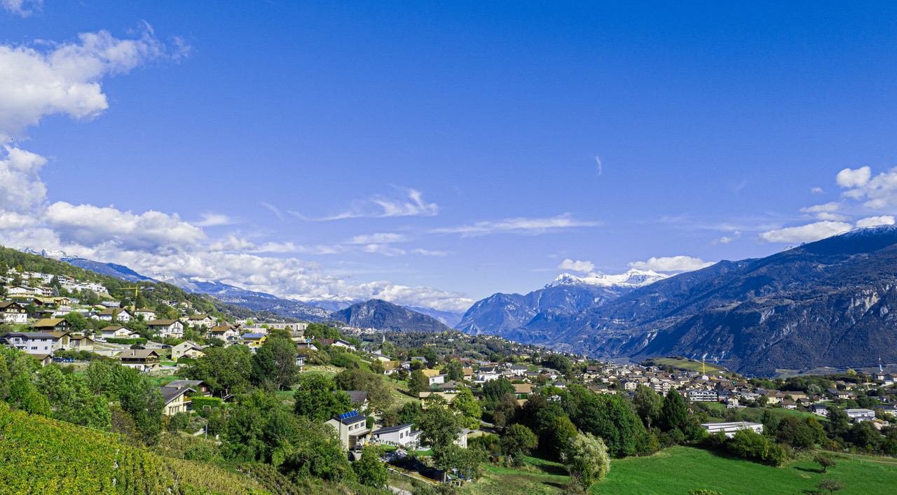 Bergpanorama über einer Siedlung