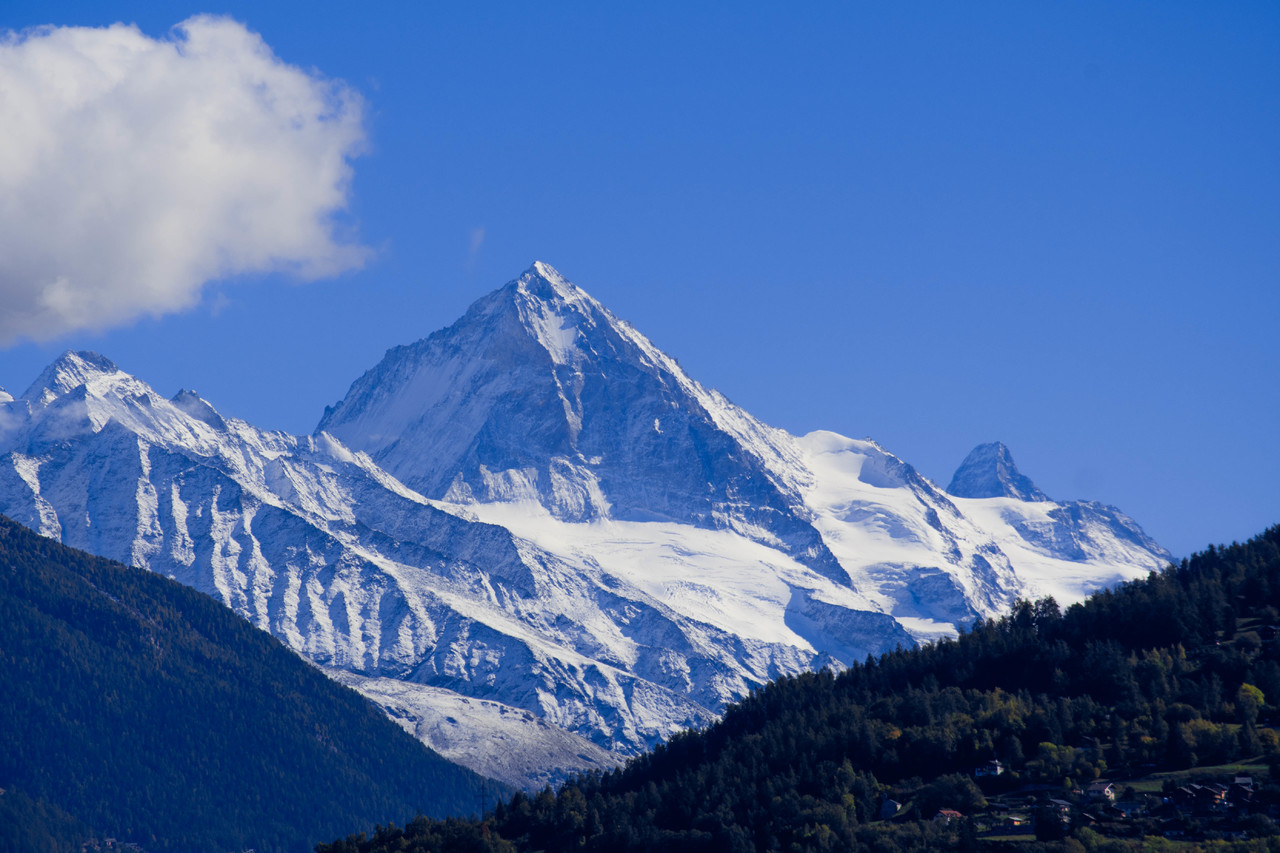Berglandschaft mit schneebedecktem Gipfel
