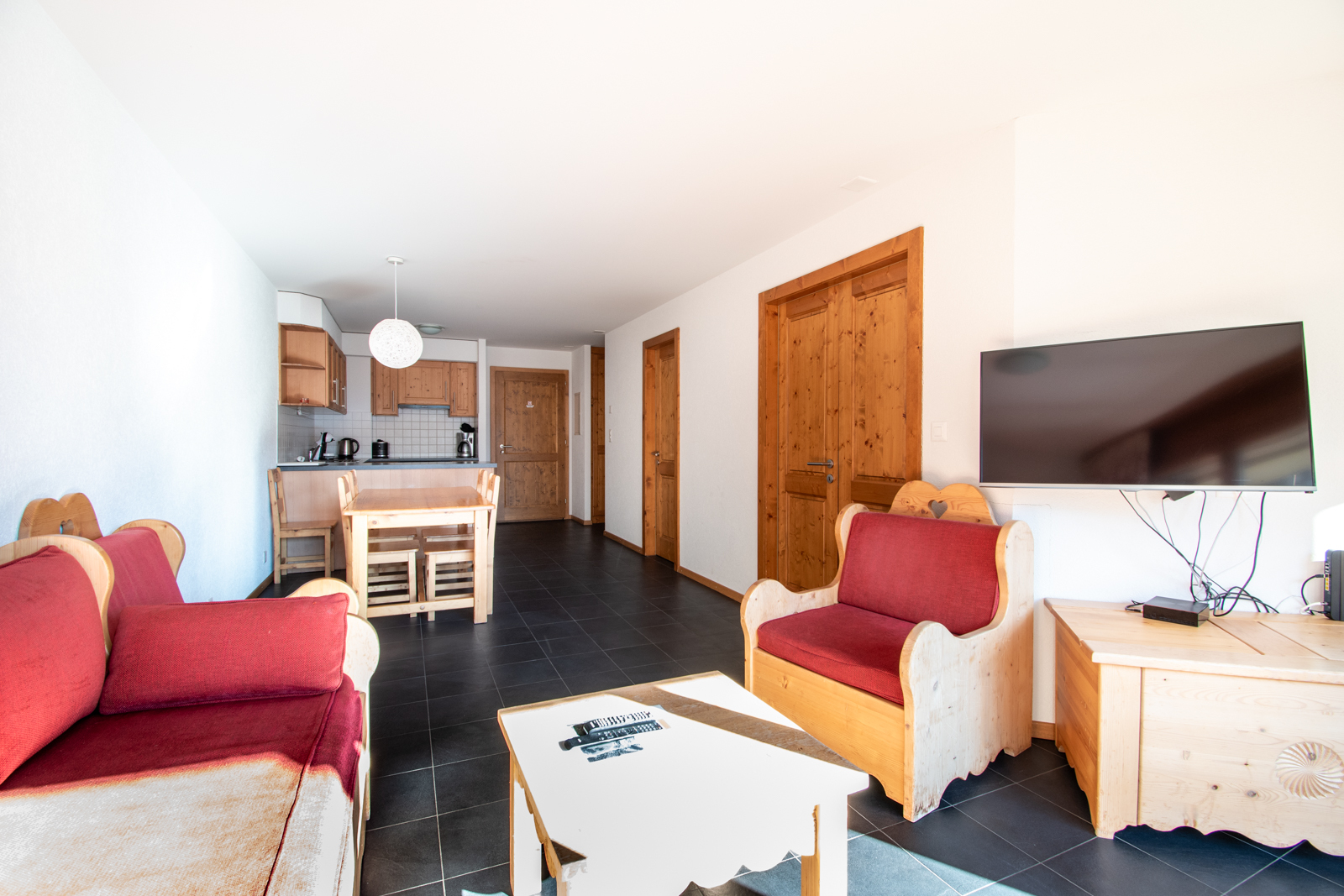 Wohnzimmer mit offener Küchenzeile