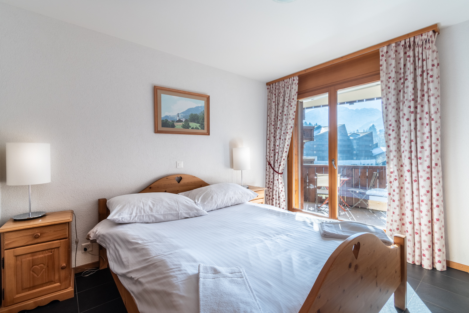Schlafzimmer mit Balkon und Bergblick