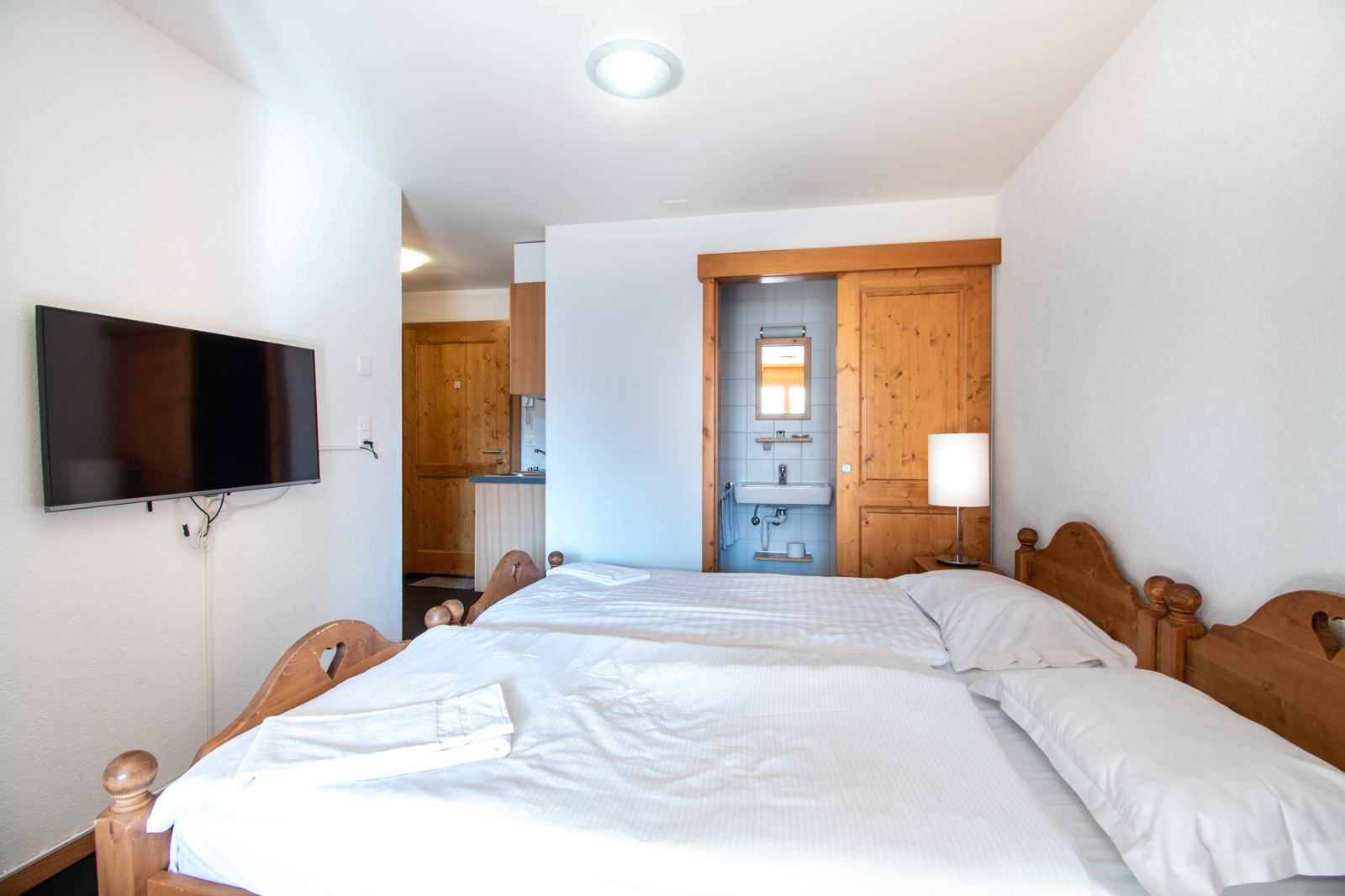 Gemütliches Schlafzimmer mit integrierter Nasszelle