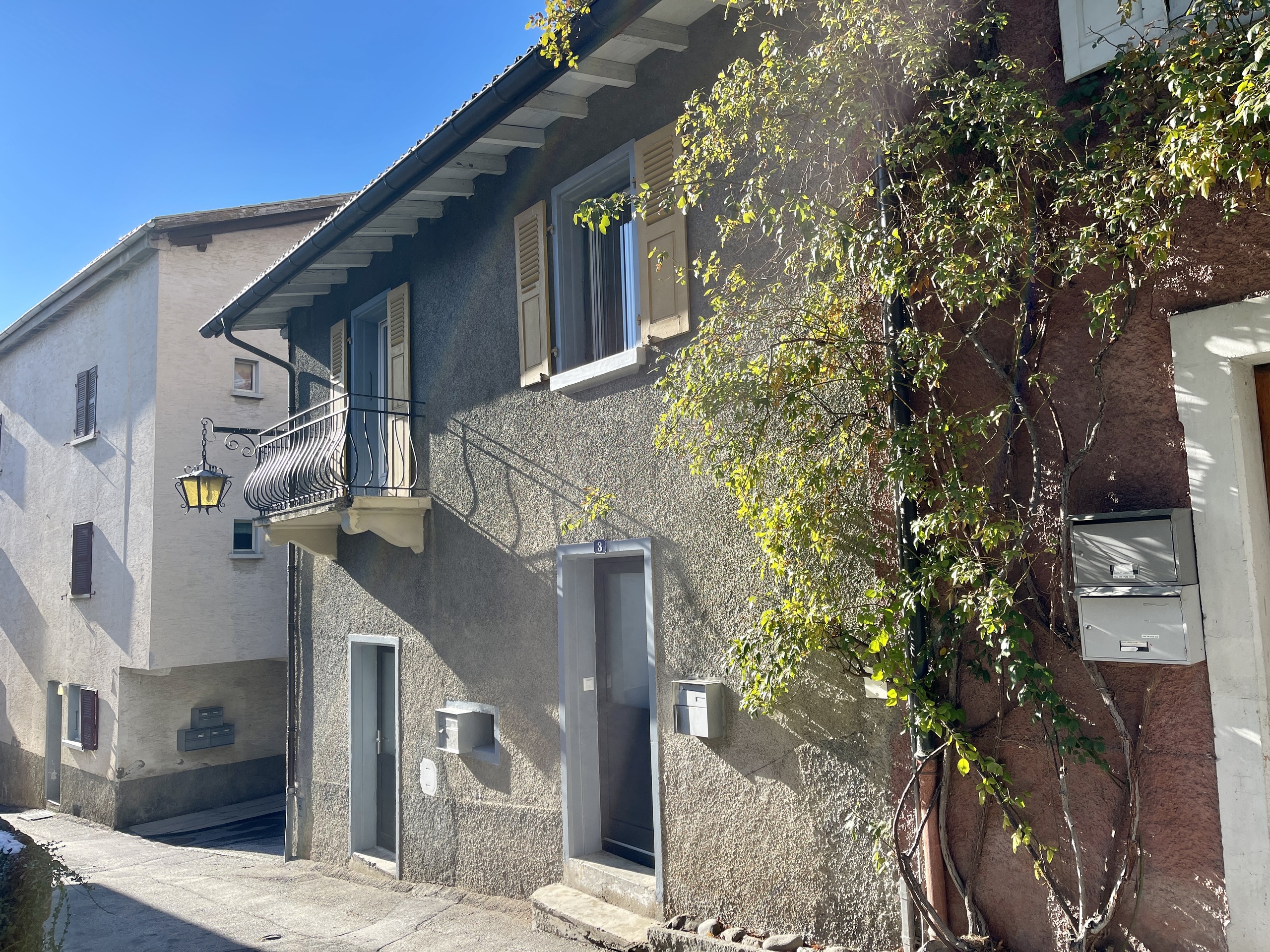 Hausfassade in sonniger Gasse