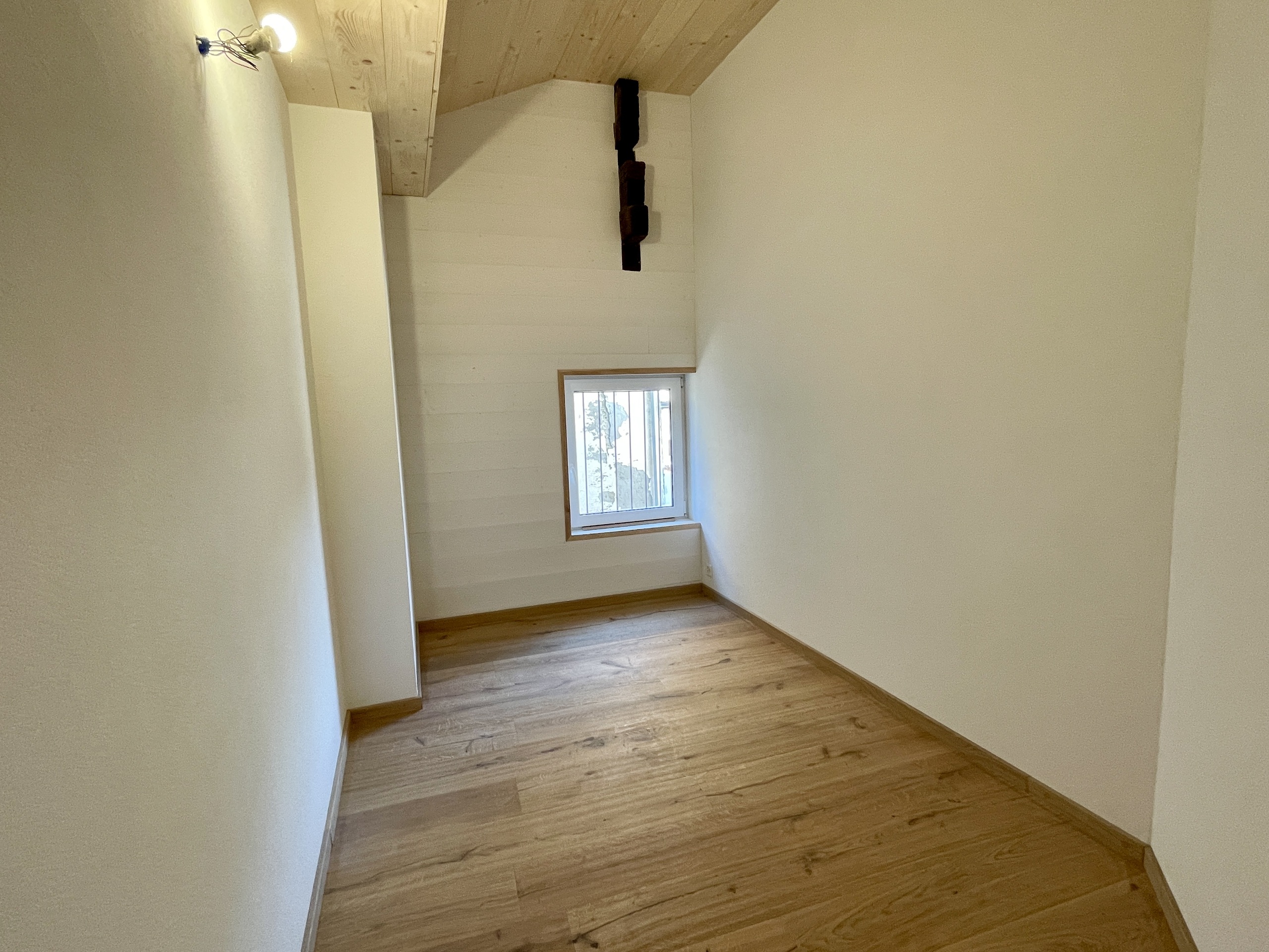 Schmaler Dachraum mit Holzfußboden