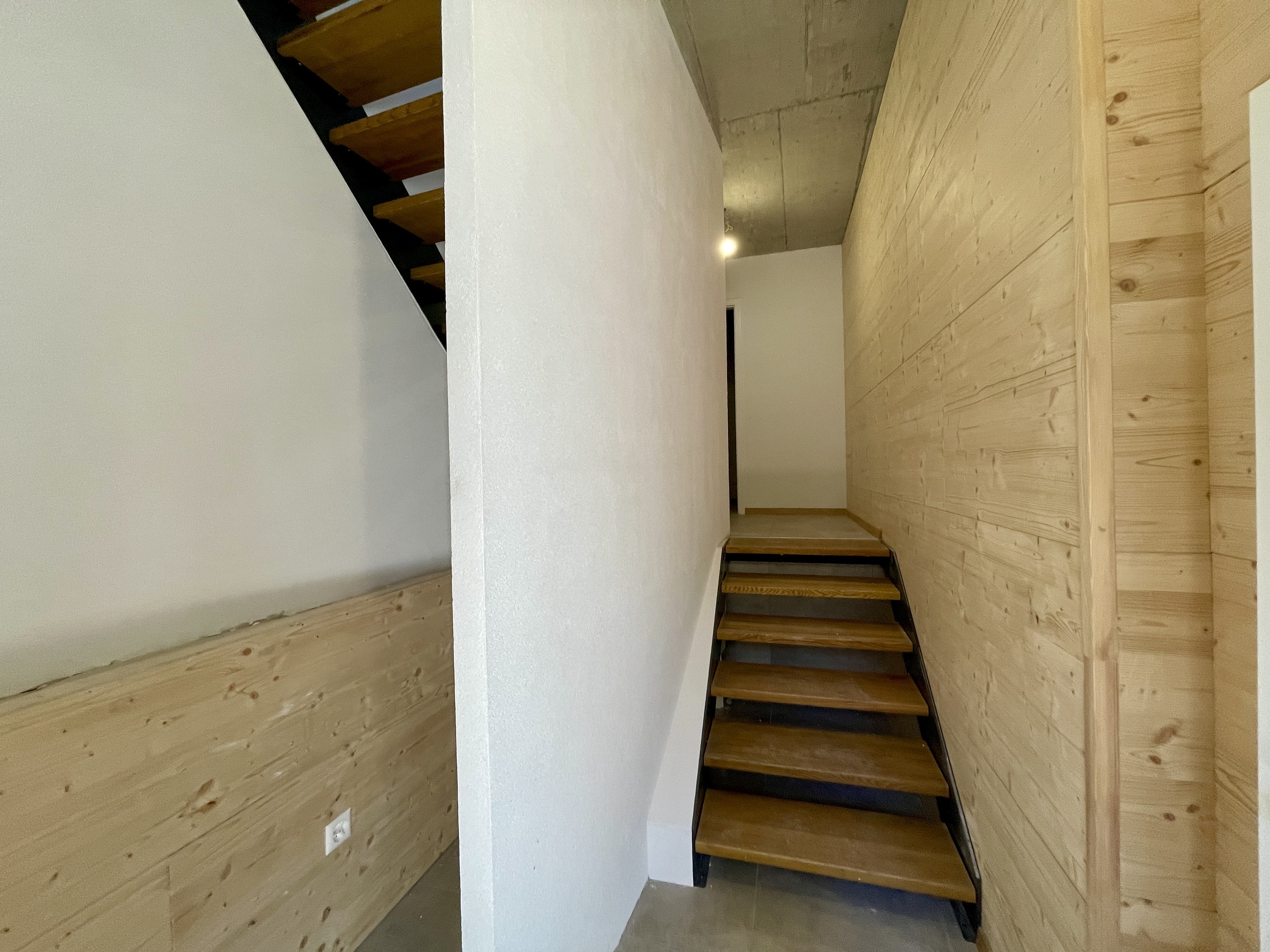 Treppenhaus mit Holzverkleidung