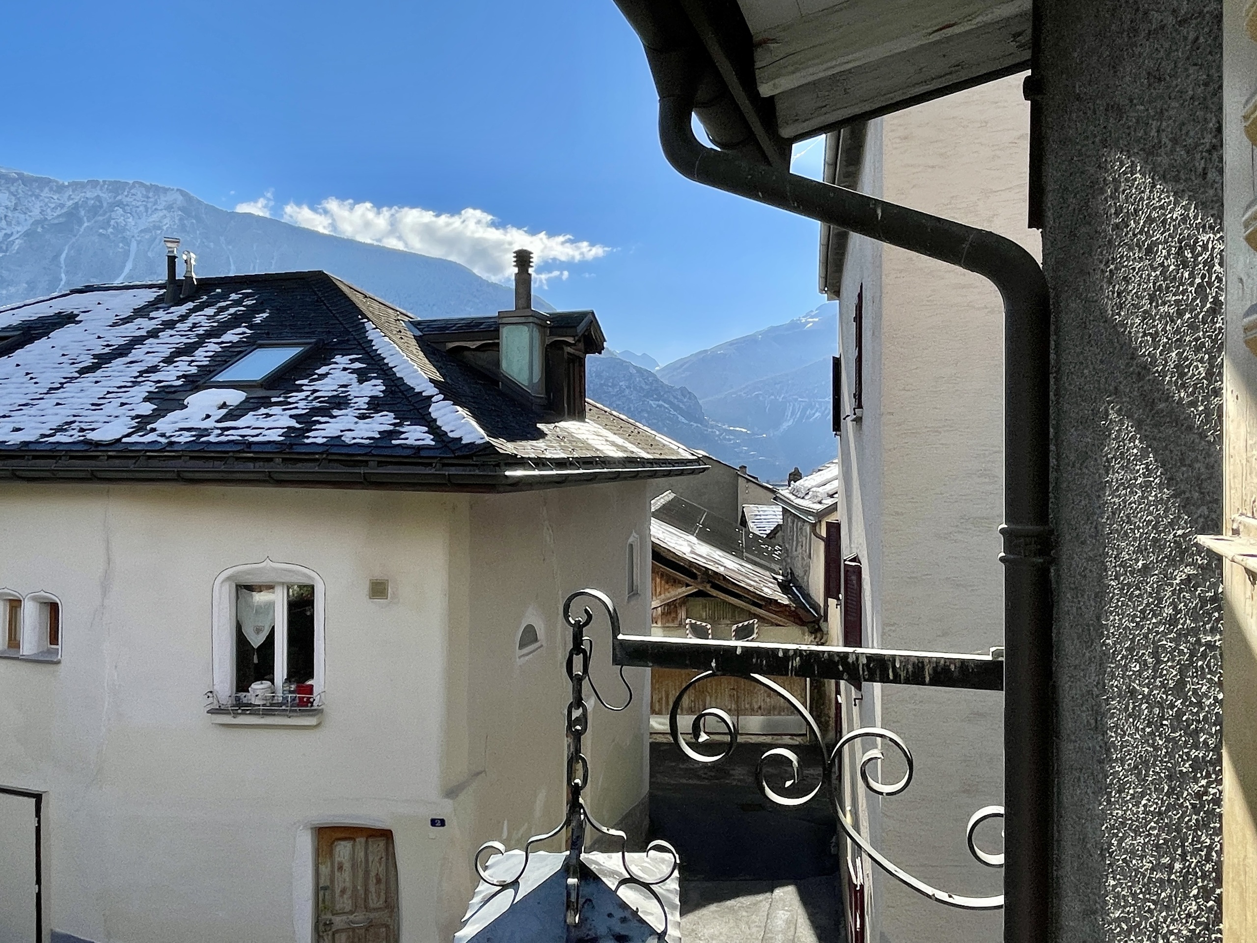 Bergdorf mit Schneeblick