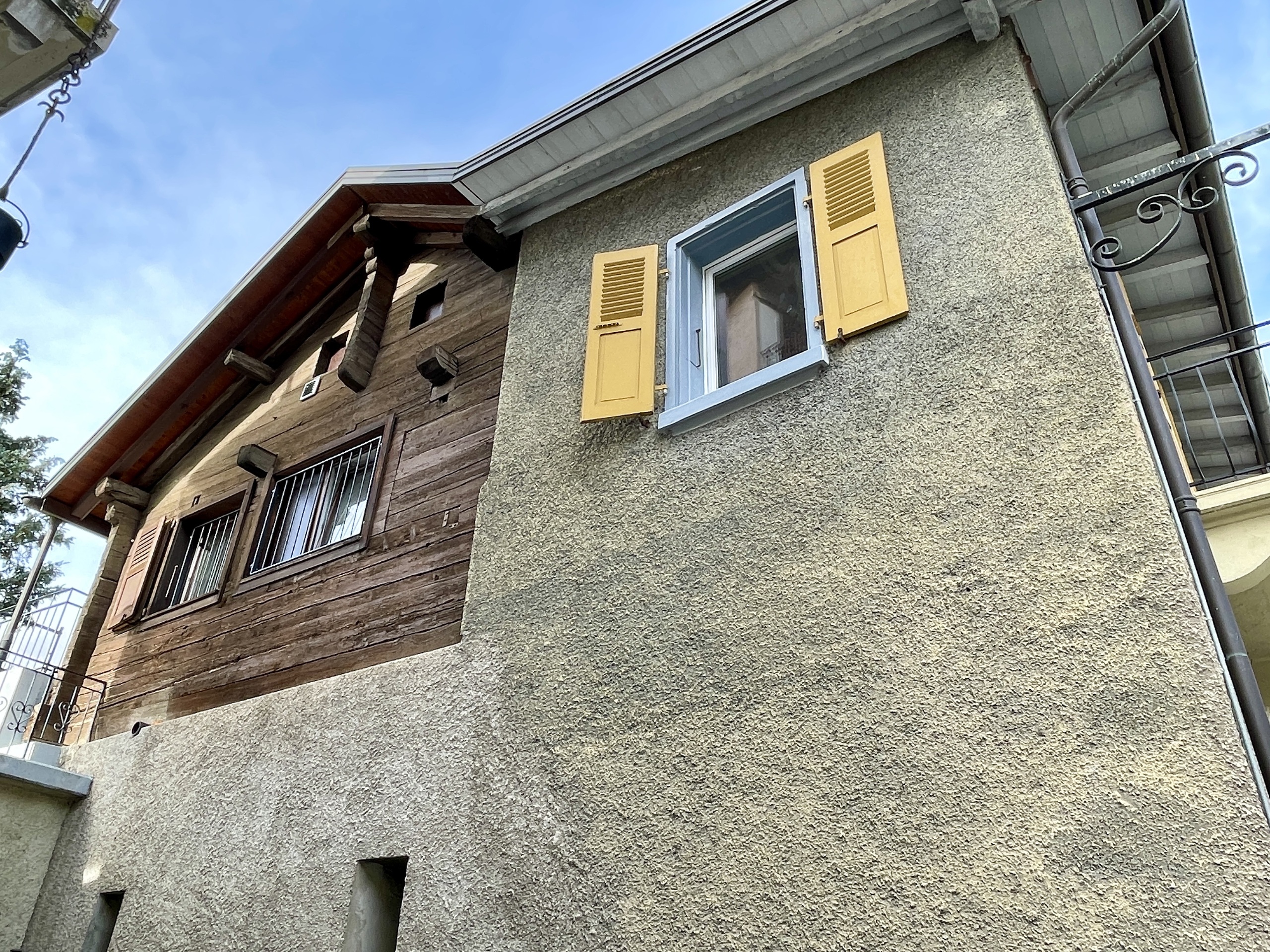 Außenansicht eines Hauses mit Holz- und Putzfassade