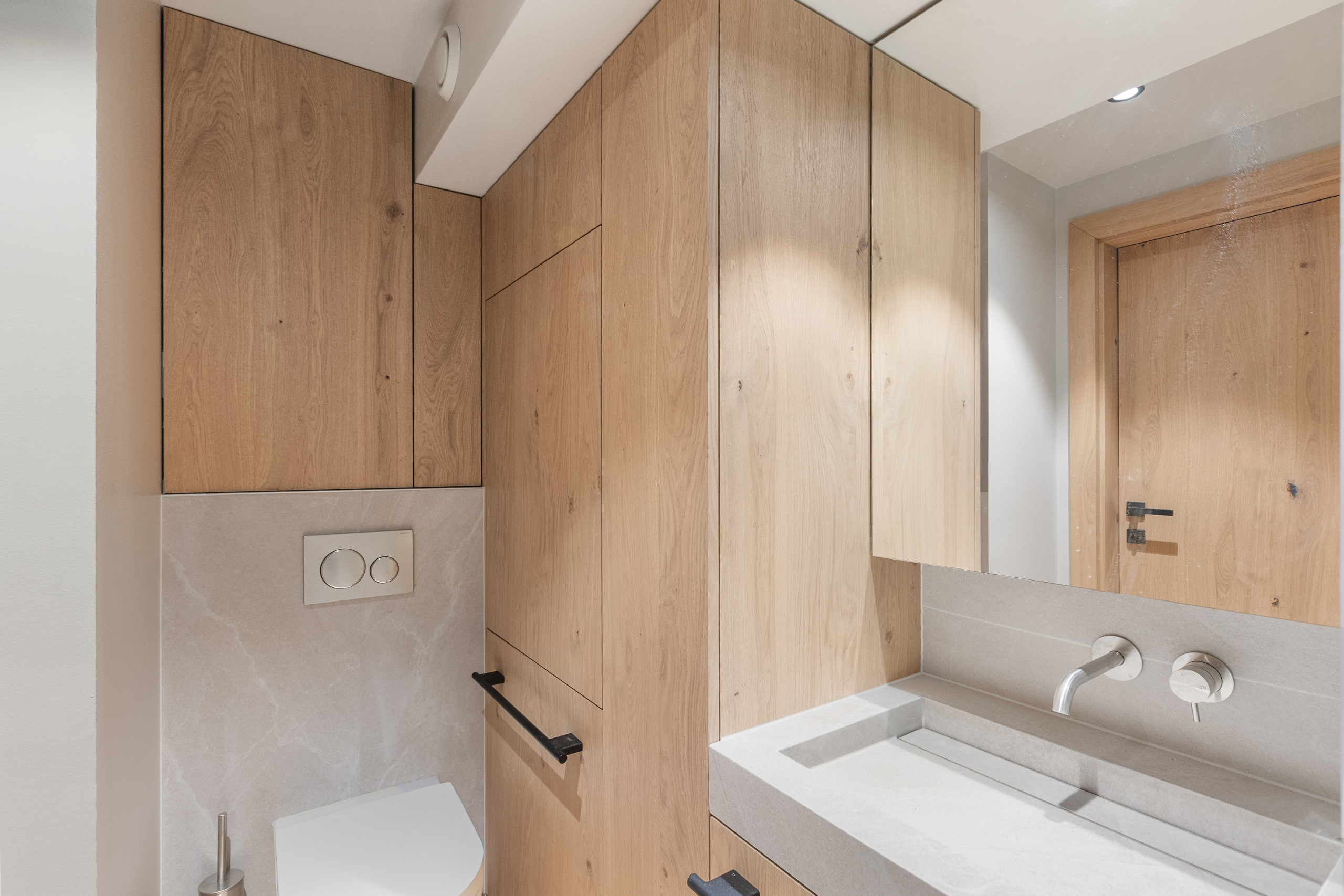 Modernes Gäste-WC mit Holz und Stein