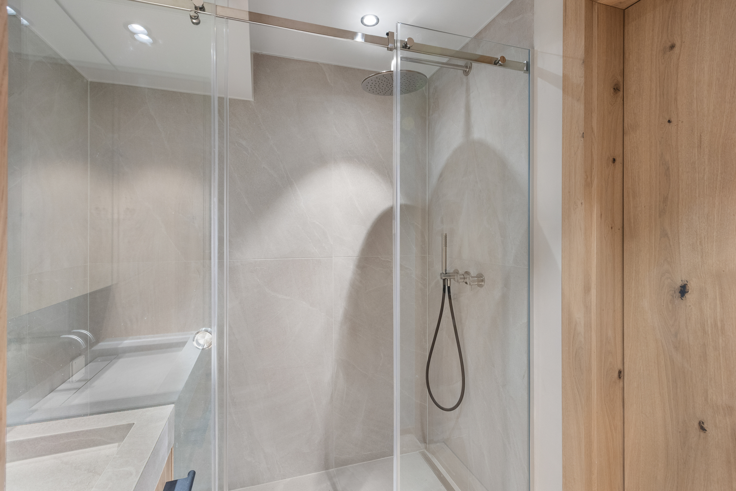 Moderne Dusche mit Glasabtrennung