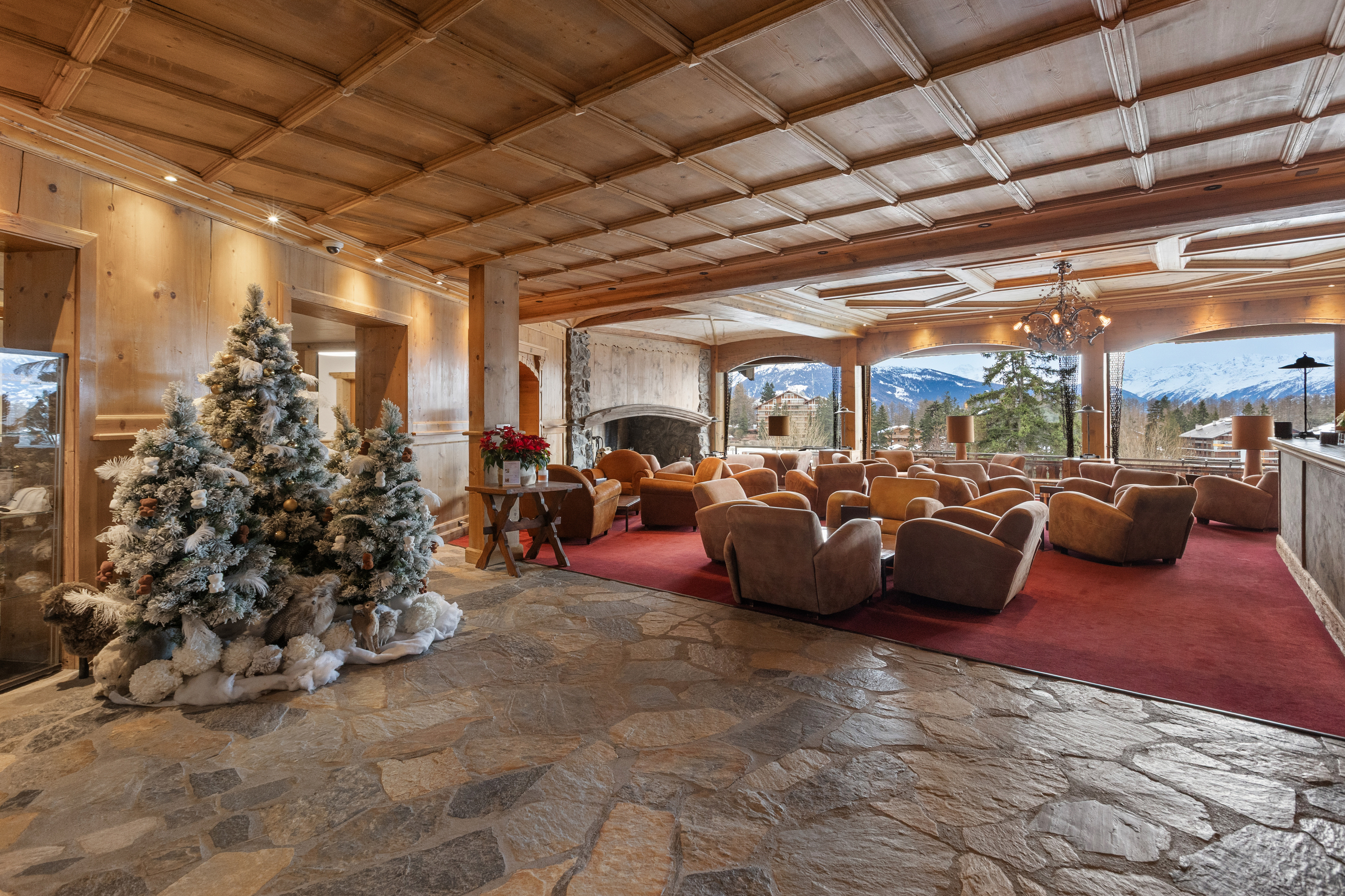Luxuriöse Chalet-Lounge mit Bergblick