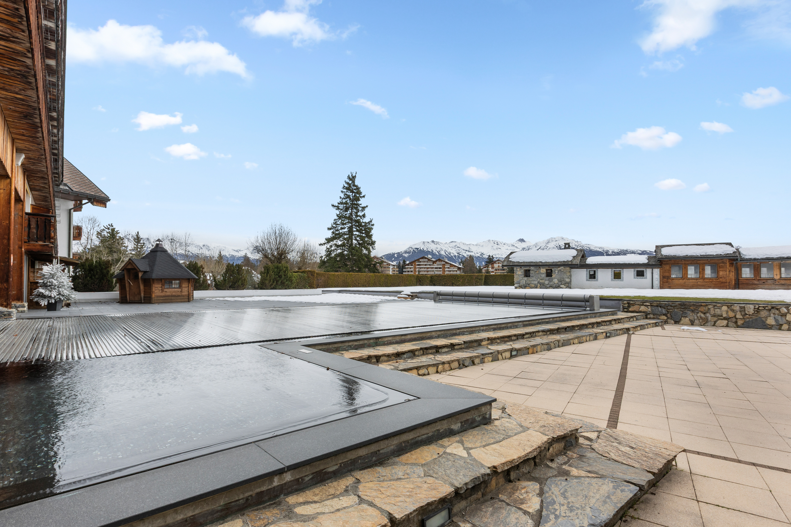 Außenbereich mit Pool und Bergblick