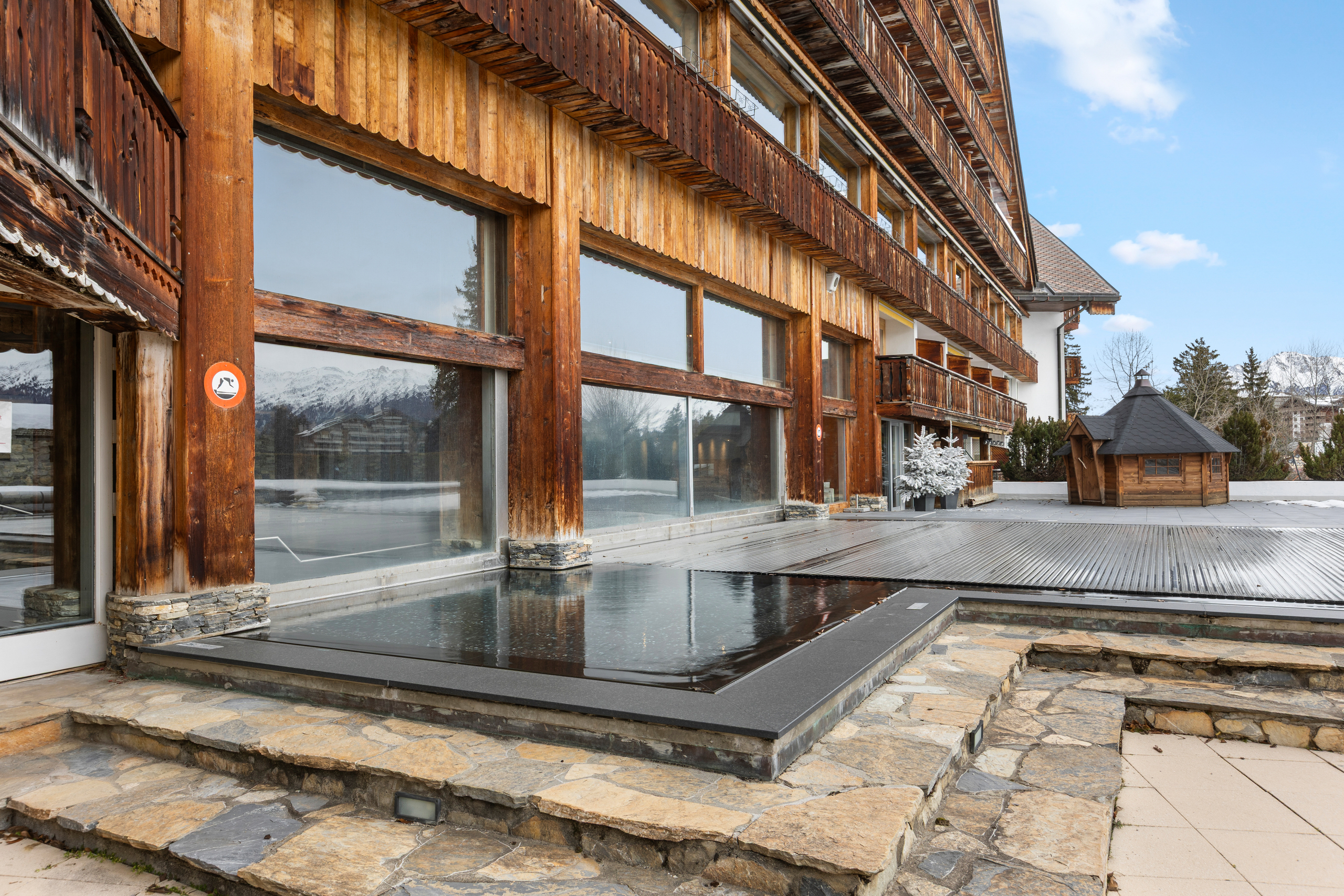 Alpine Außenansicht mit Holzfassade