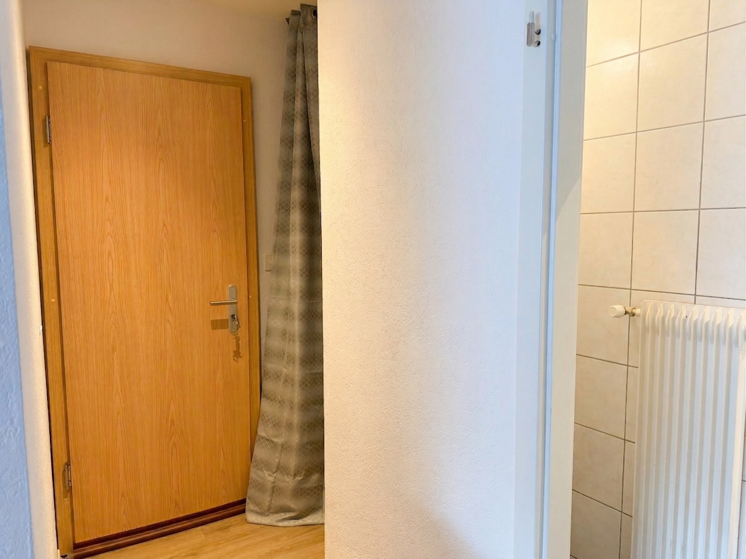 Badezimmer-Flur mit Holztür