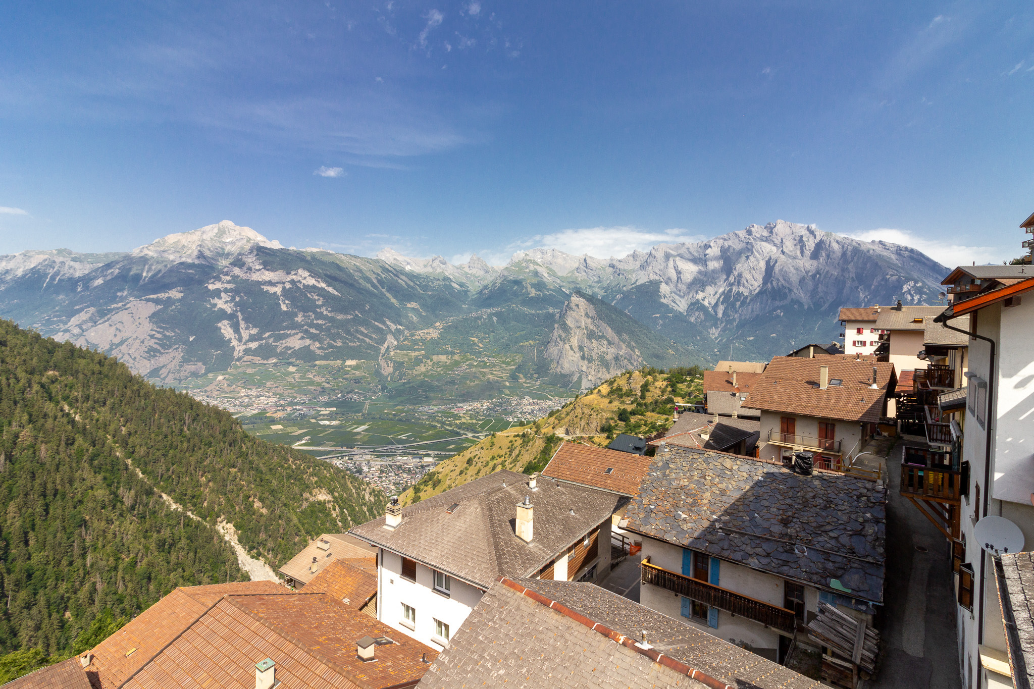 Bergpanorama mit Dorfansicht