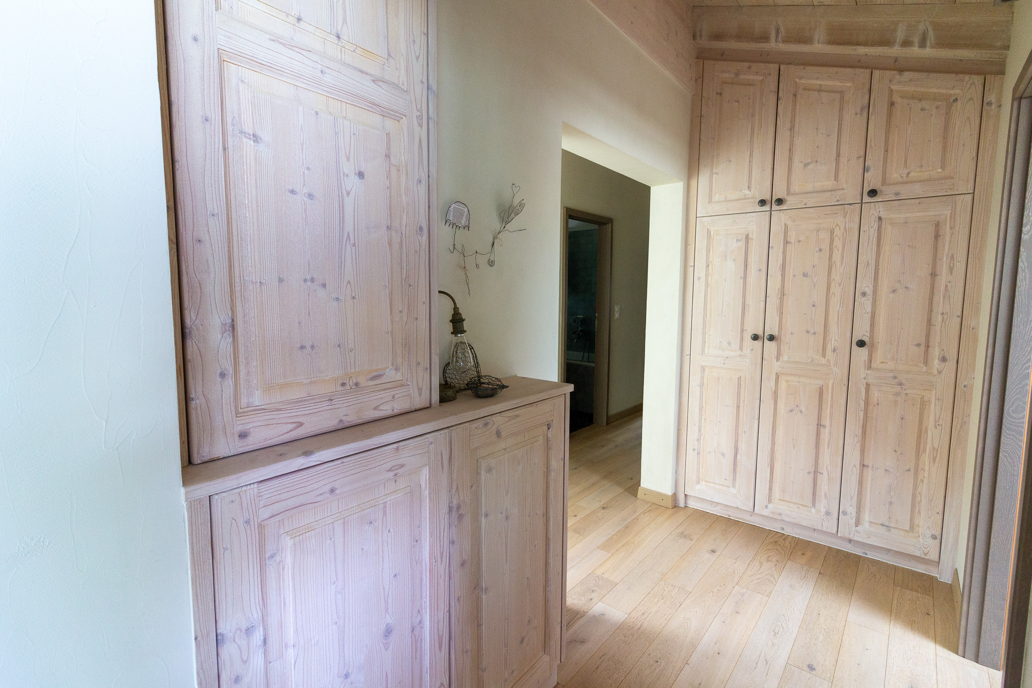 Heller Flur mit Einbauschränken aus Holz