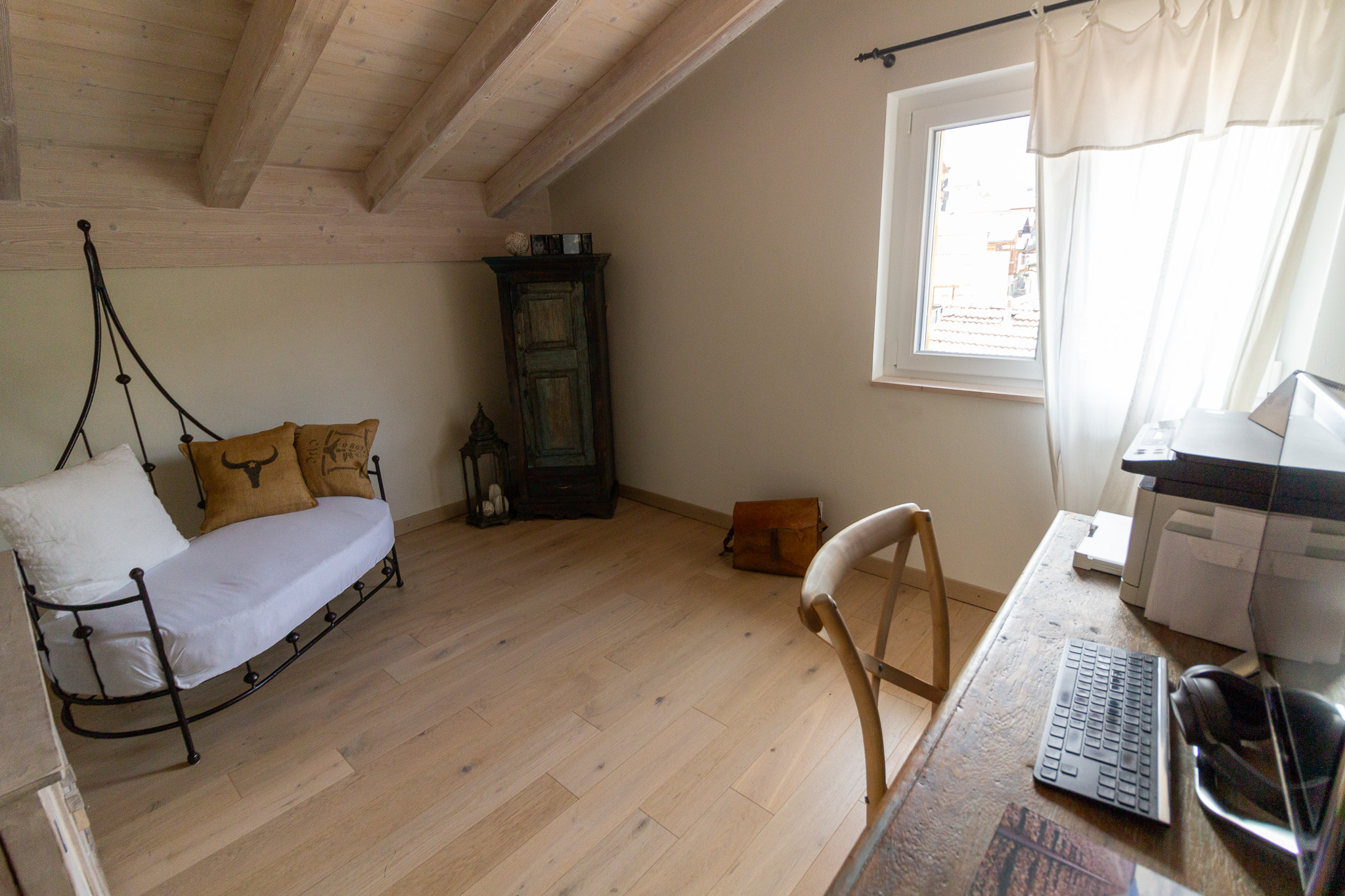 Gemütliches Dachzimmer mit rustikalem Holzdekor