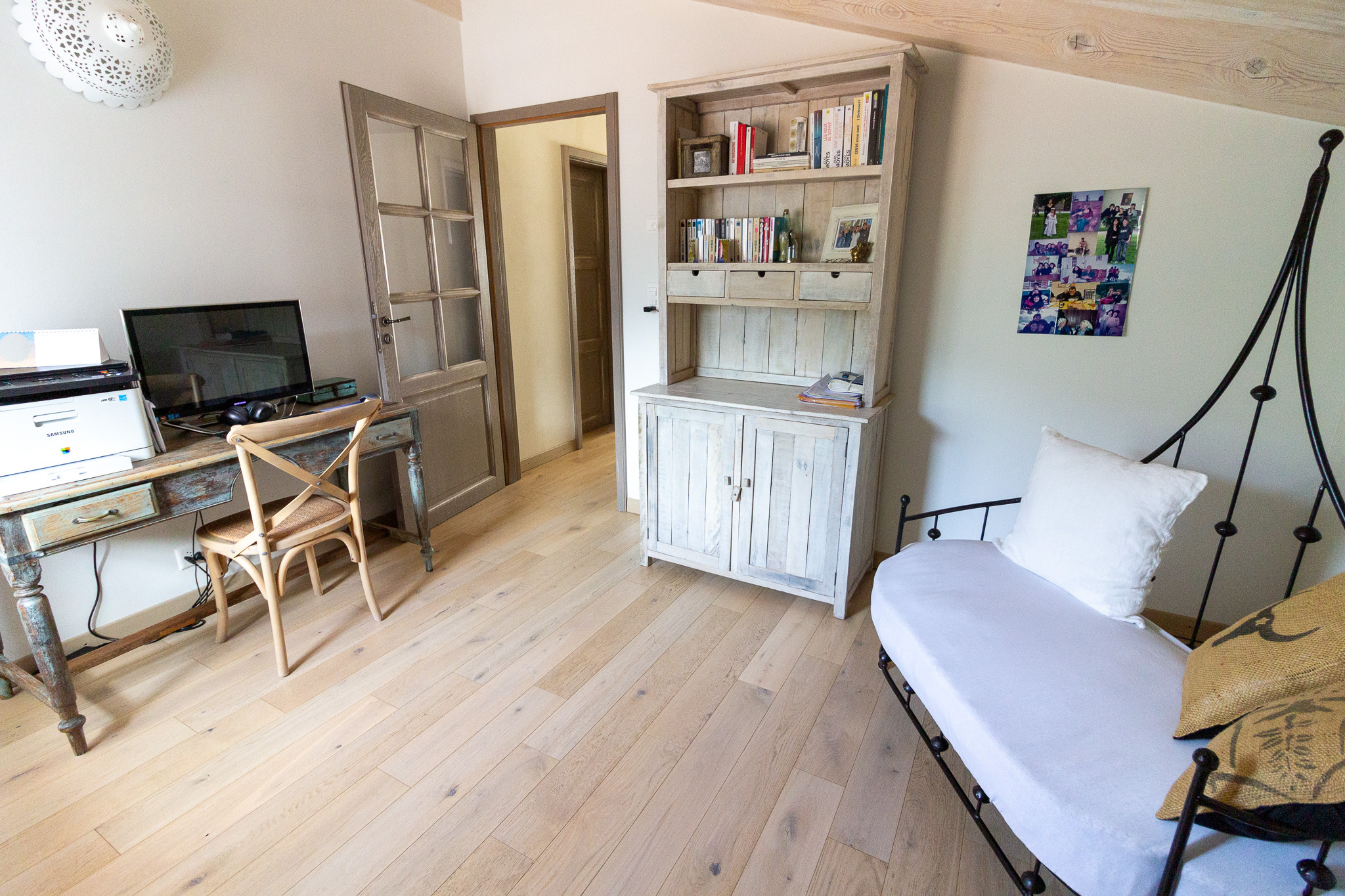 Gemütliches Arbeits-/Schlafzimmer mit rustikalem Mobiliar