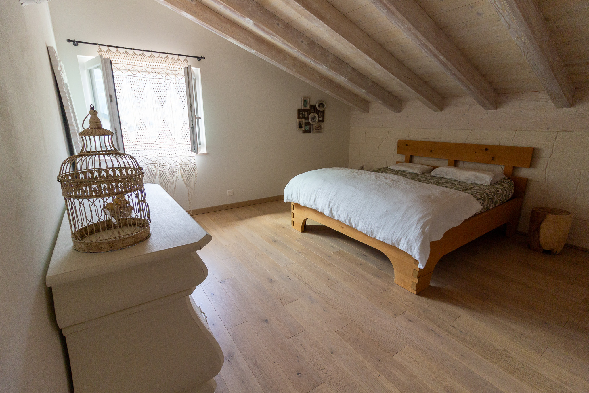 Gemütliches Dachgeschoss-Schlafzimmer mit Holzdecke