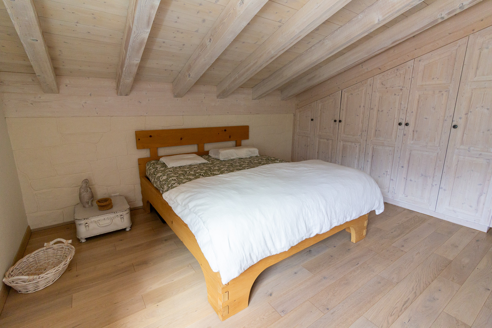 Gemütliches Schlafzimmer mit Holzdecke