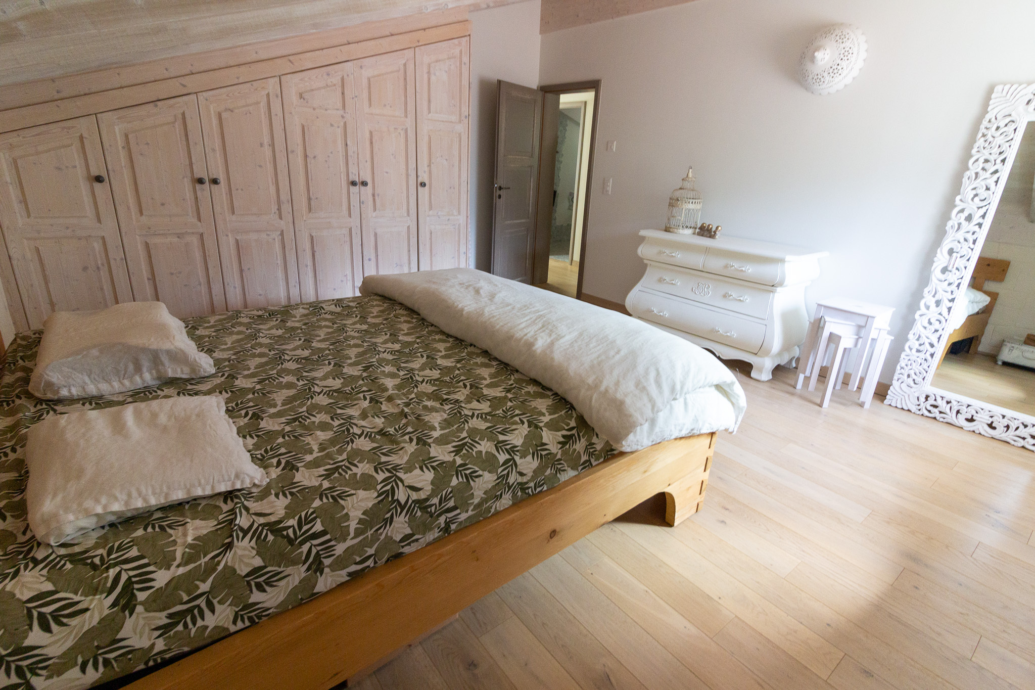 Helles Schlafzimmer mit Holzmöbeln