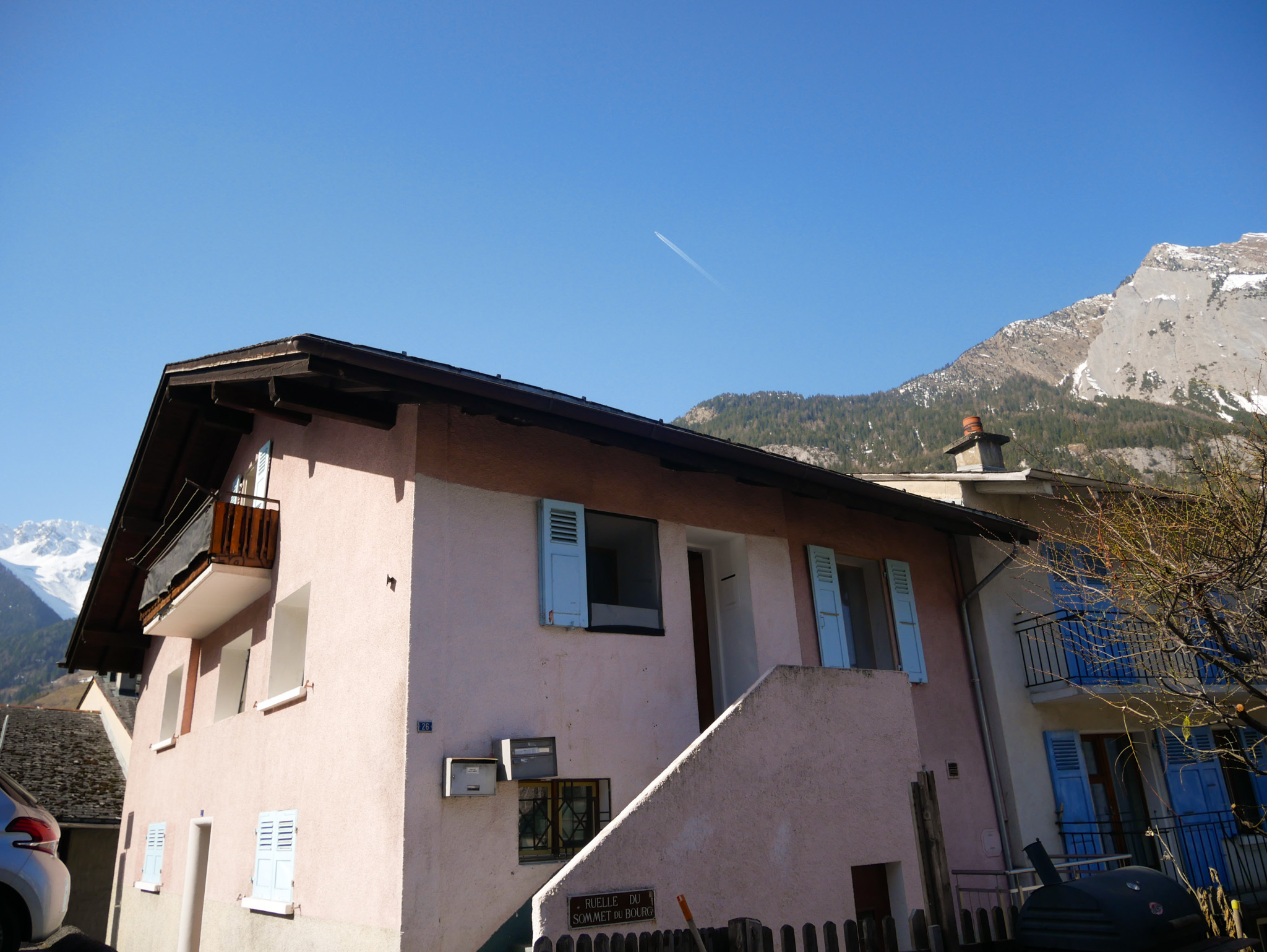 Alpines Wohnhaus mit Bergkulisse