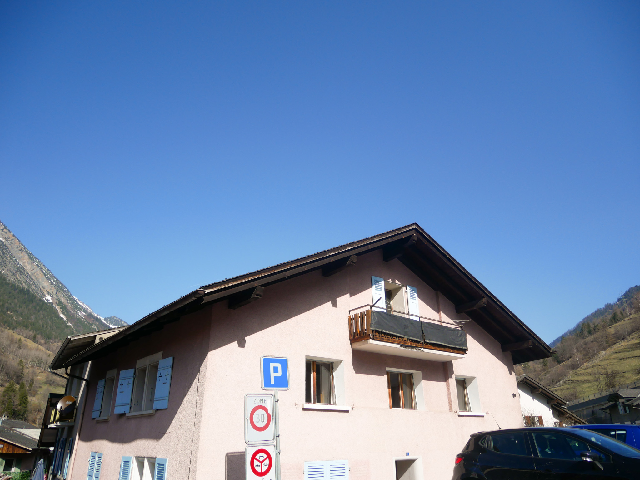 Alpenhaus mit Balkon und Bergkulisse