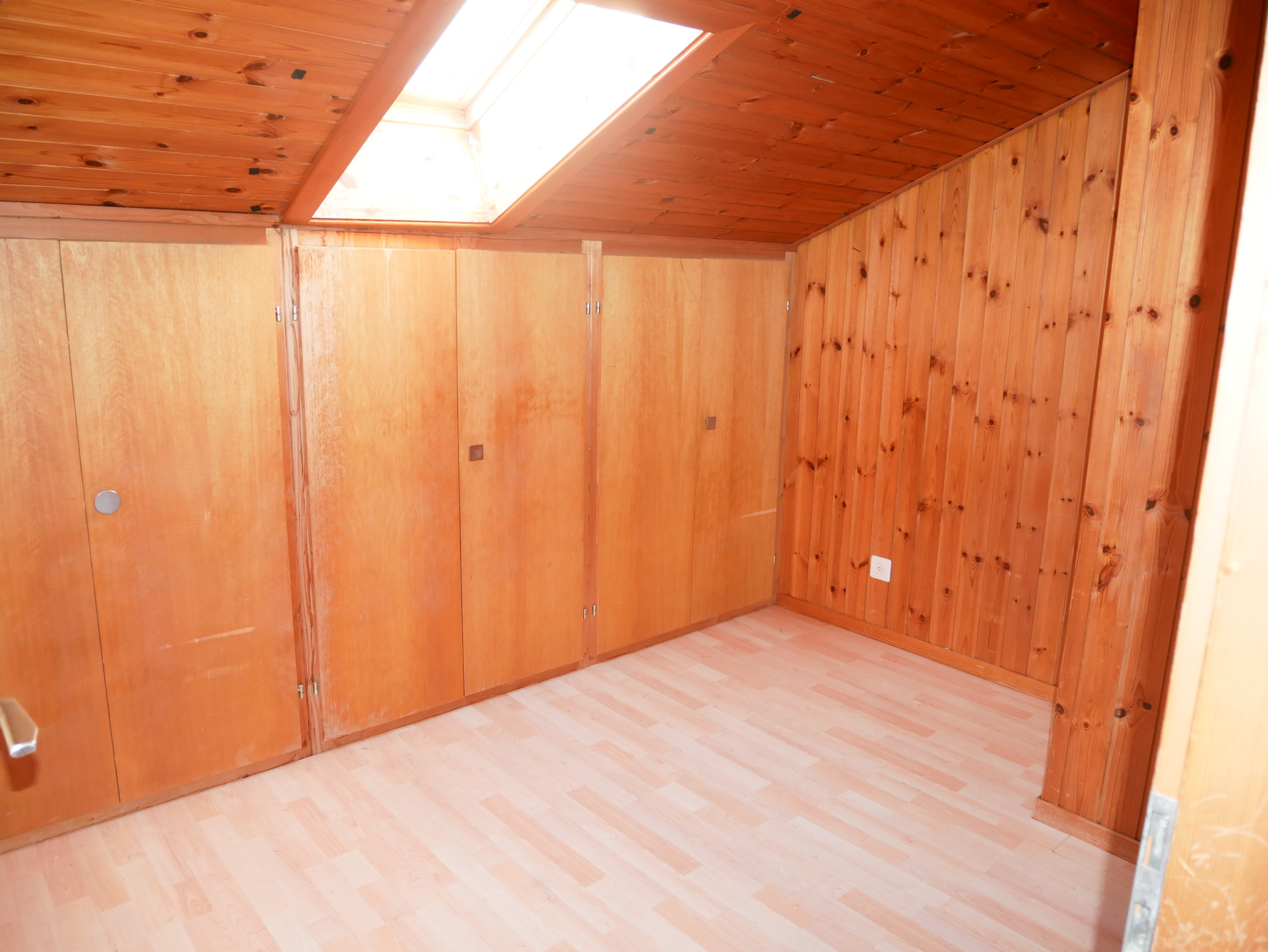 Kleiner Holzraum mit Dachfenster