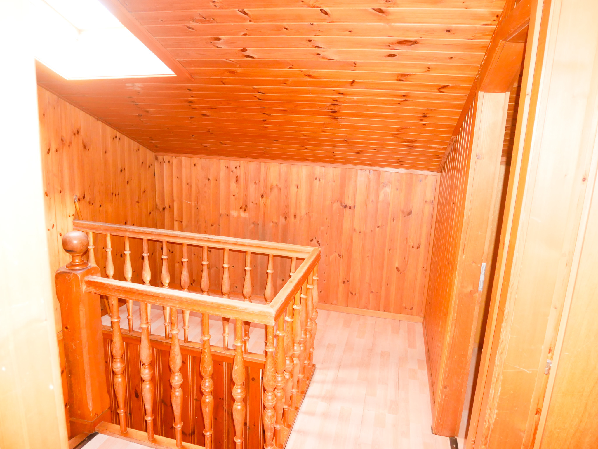 Treppenpodest mit Holzverkleidung