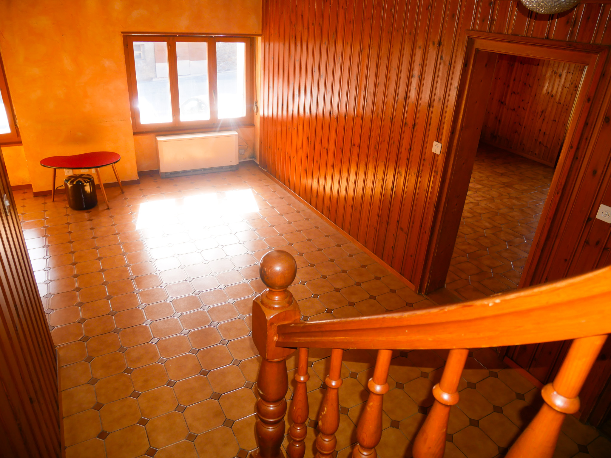 Holzgetäfelter Raum mit Treppe