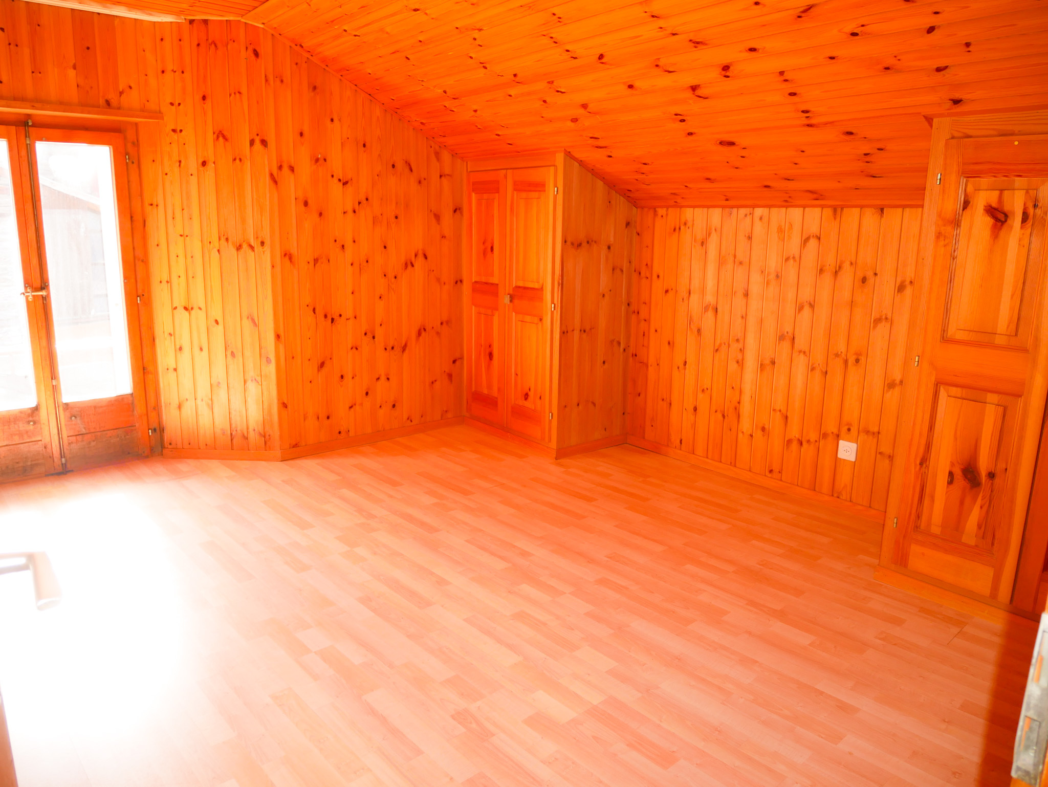 Holzvertäfelter Dachraum