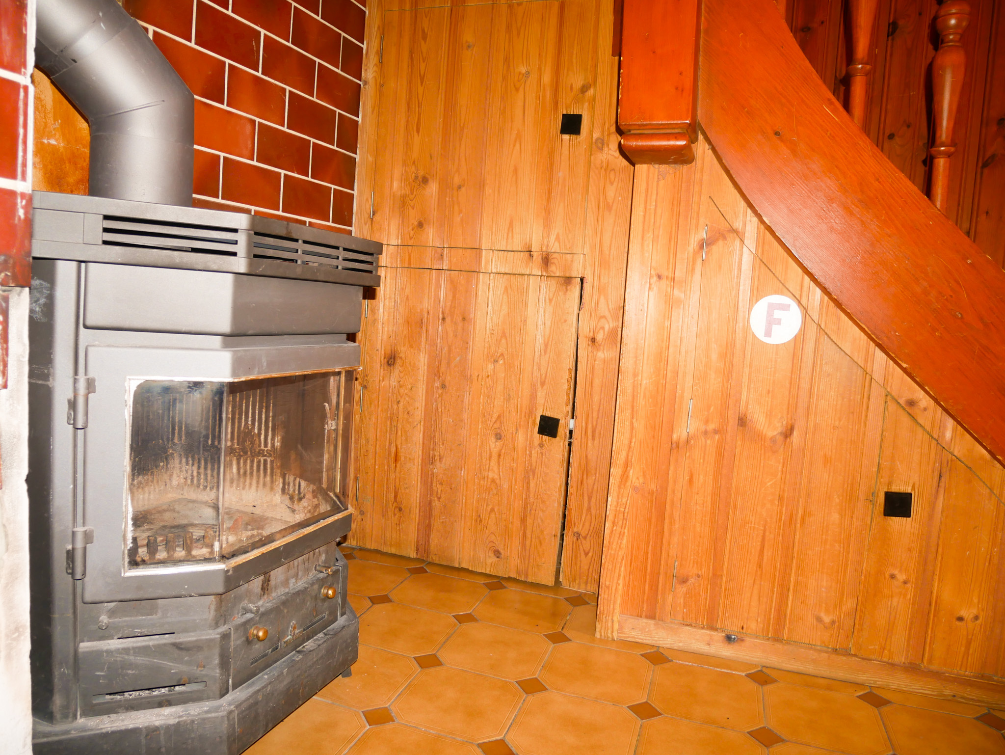 Gemütlicher Heizraum mit Holzverkleidung und Ofen