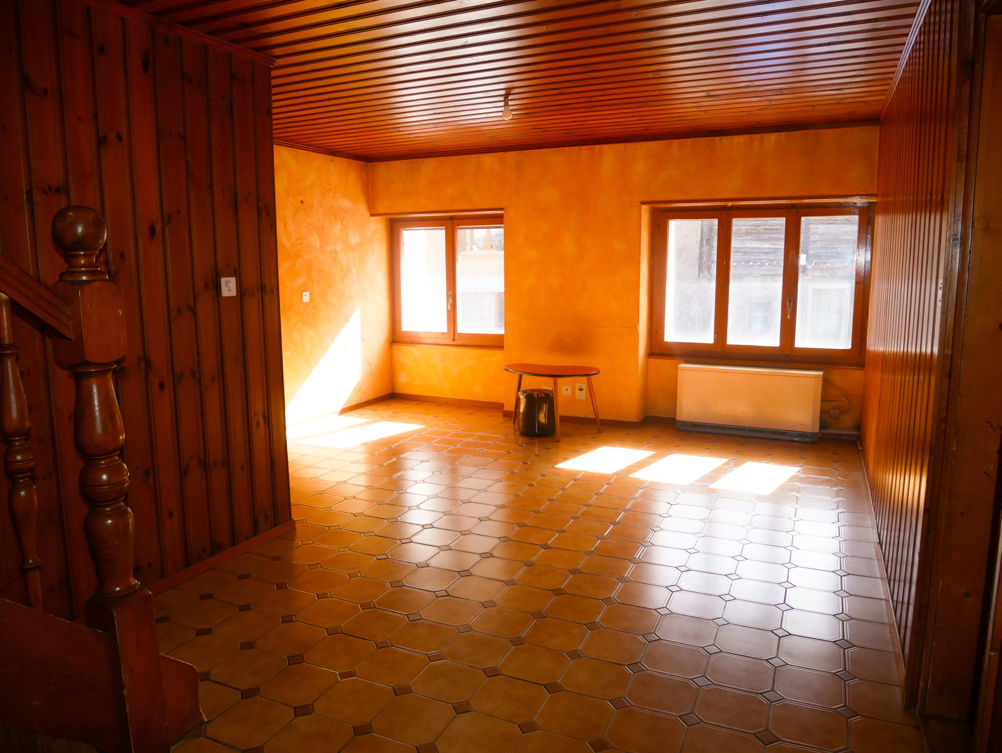 Leerer Raum mit Holzverkleidung und warmem Licht
