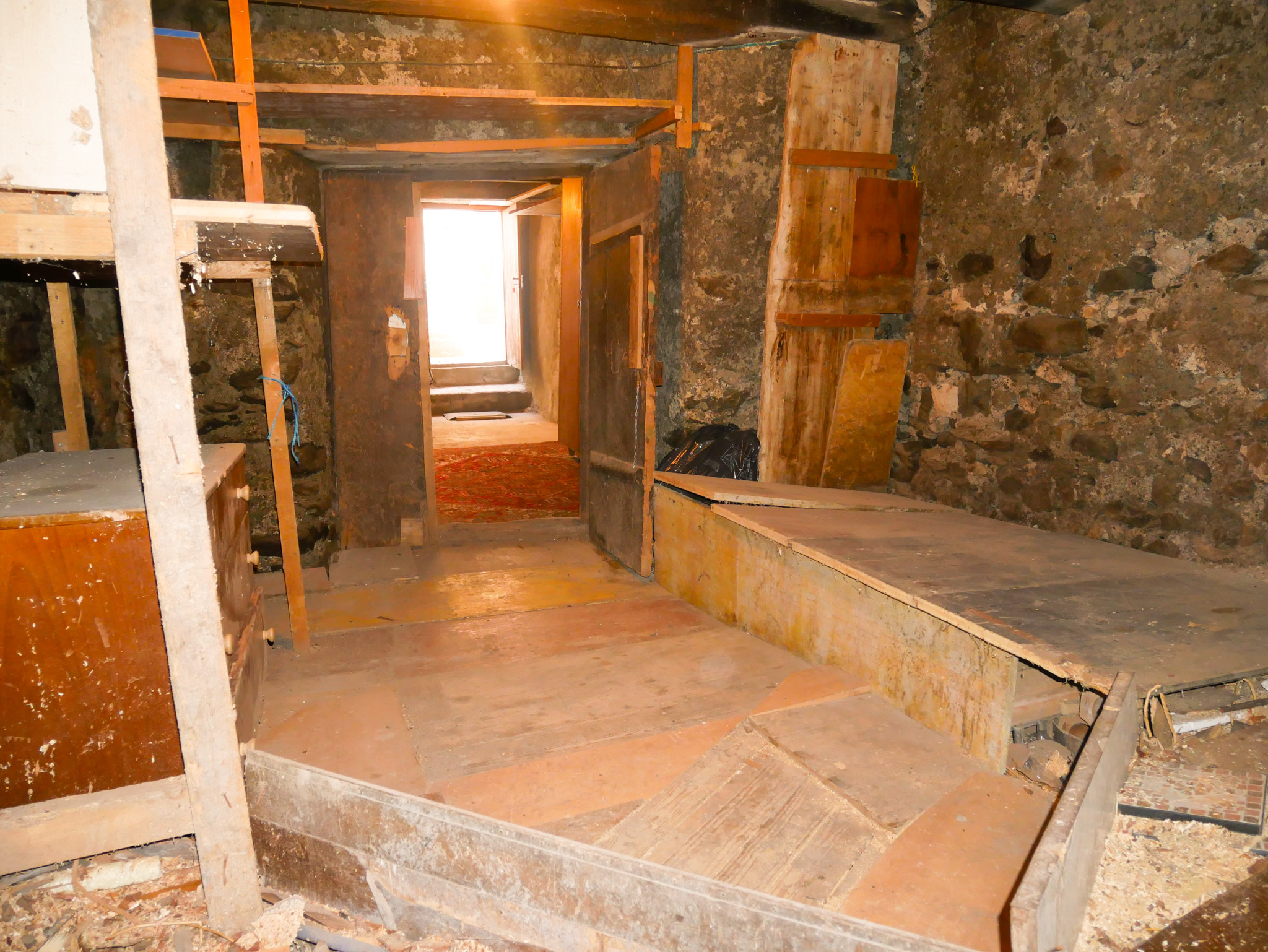 Rohes Kellergeschoss mit provisorischem Ausbau