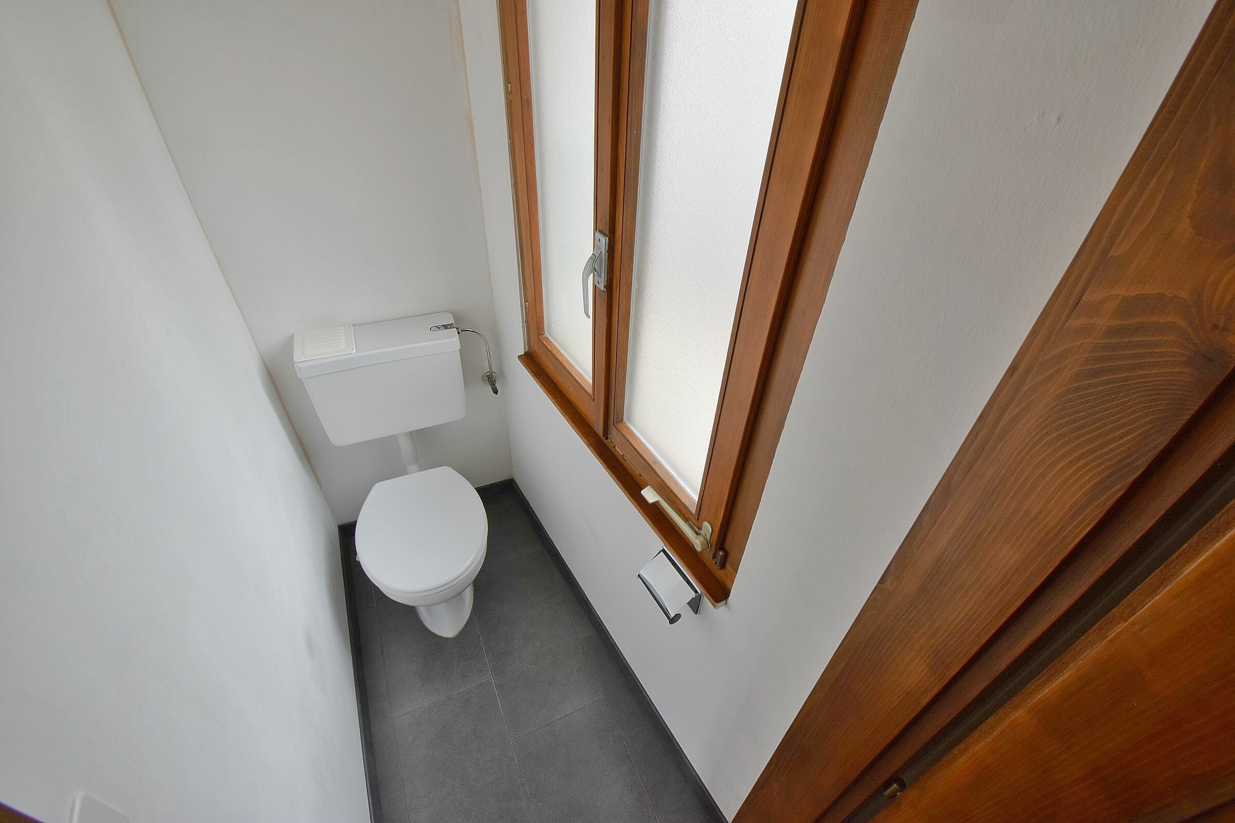 Kleines WC mit Holzfenster