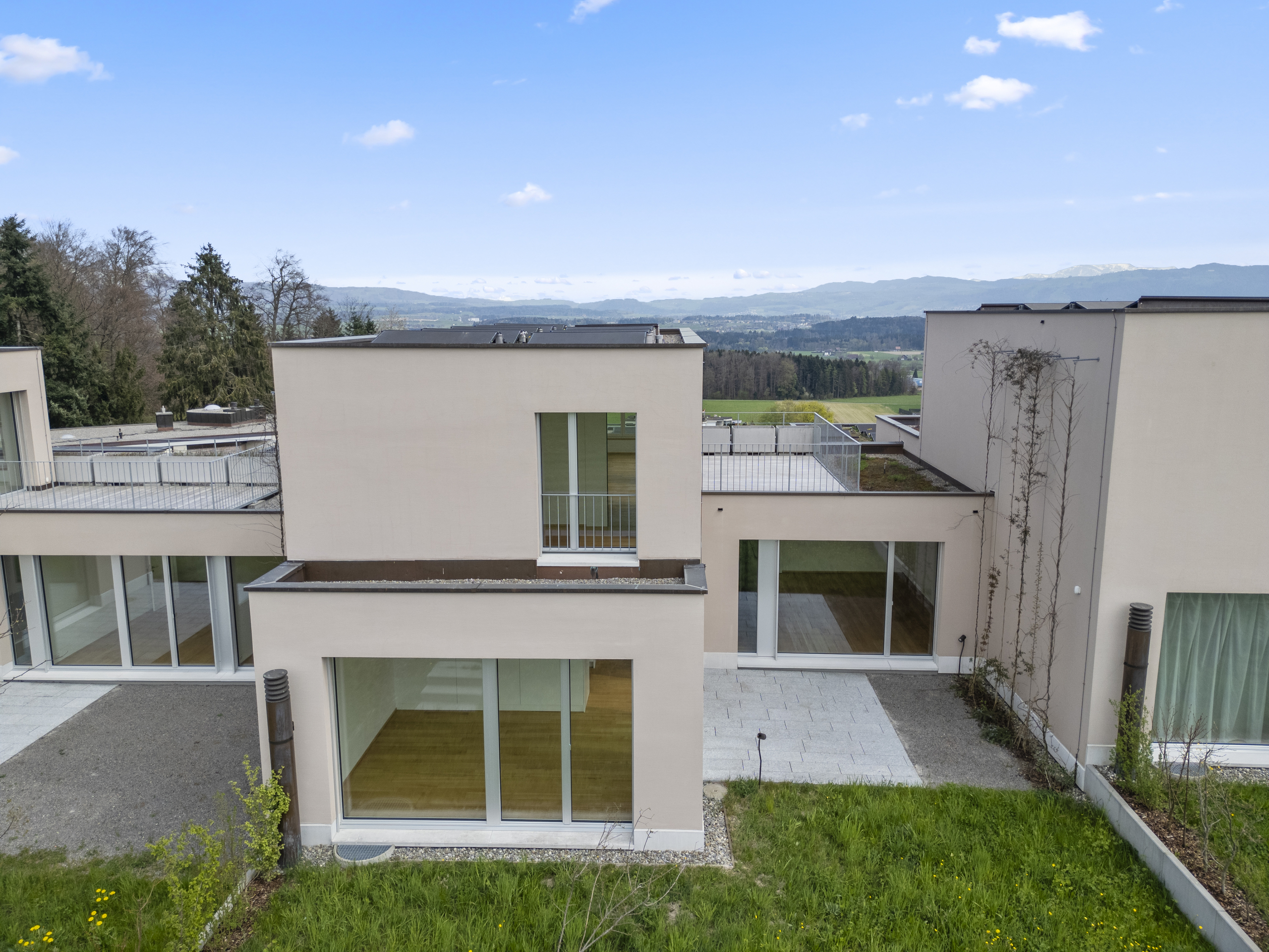 Moderne Wohnanlage mit Blick ins Grüne