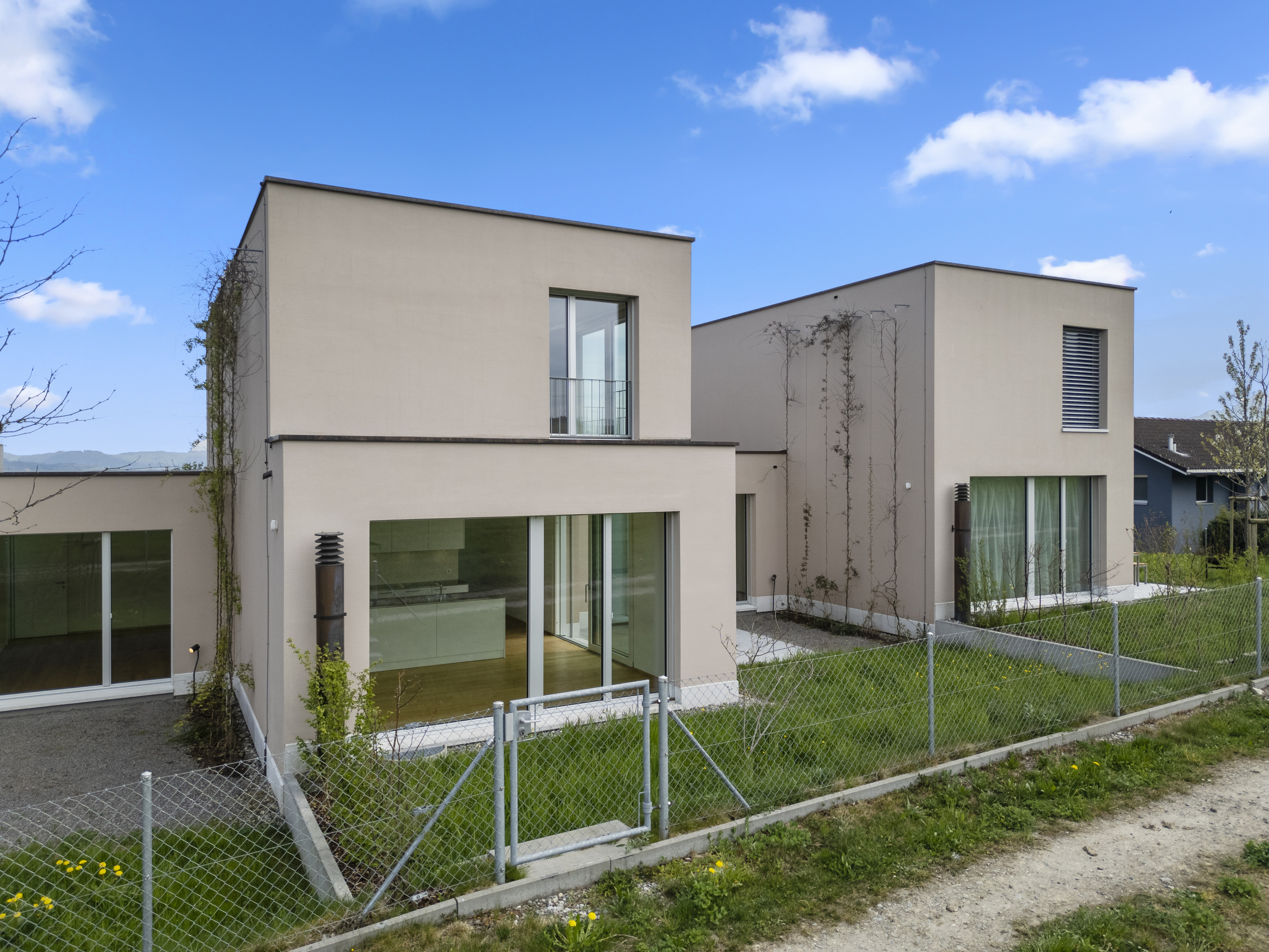 Moderne kubische Wohnhäuser mit Garten