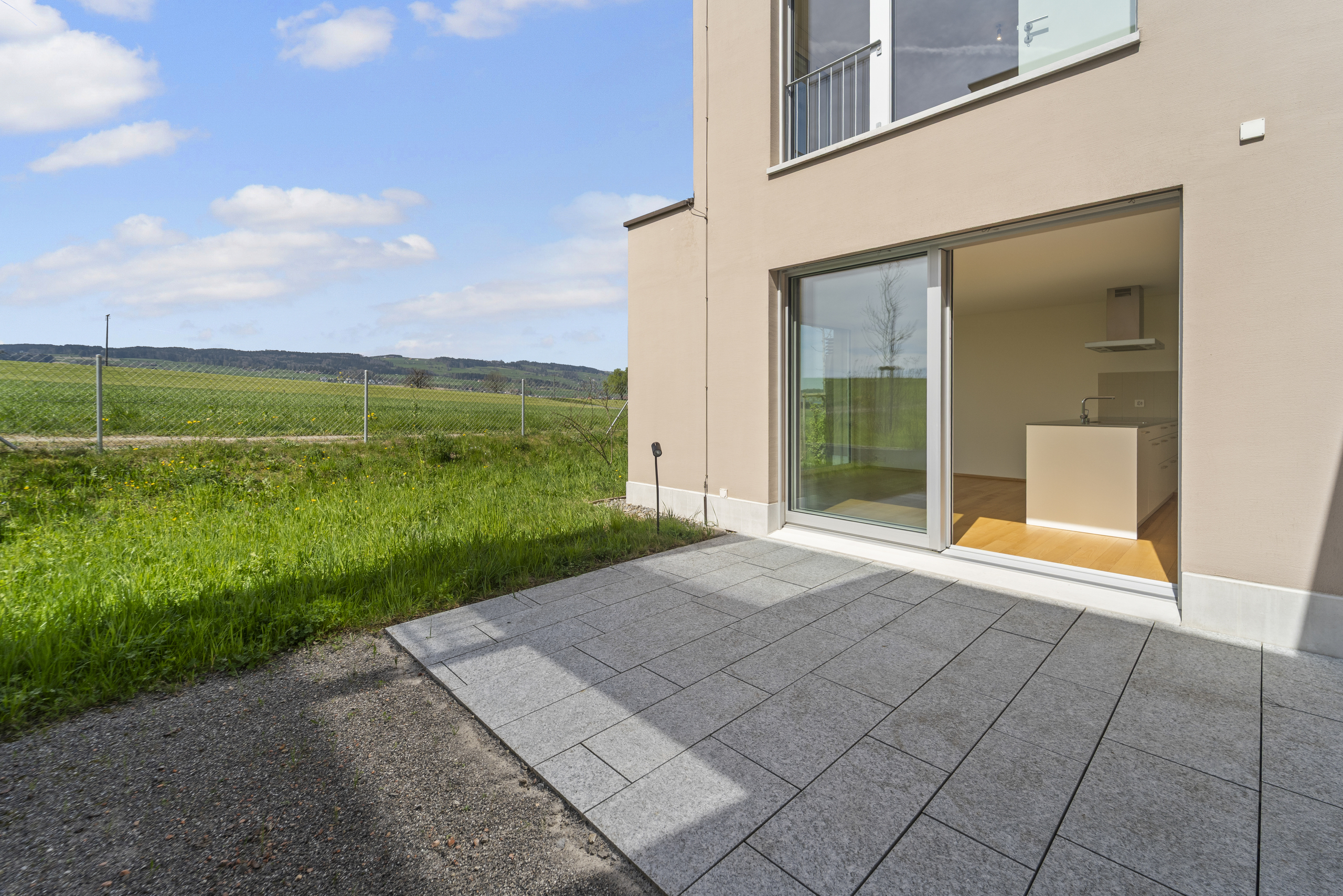 Terrasse an moderner Hausfassade mit Landschaftsblick