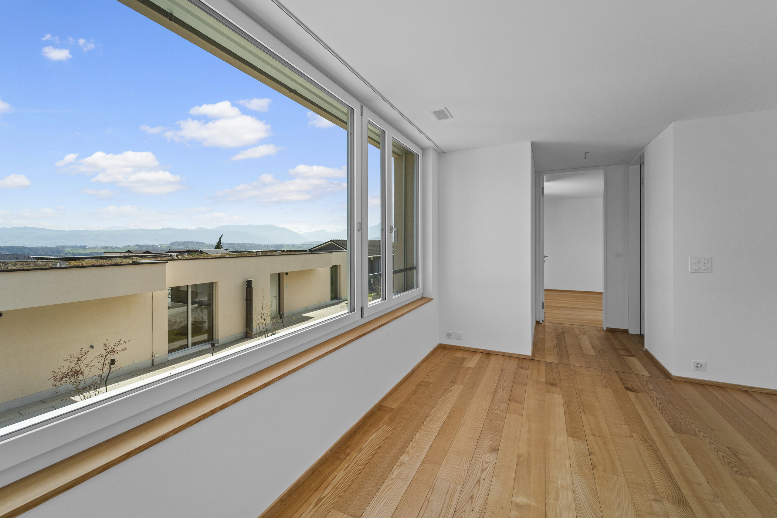 Heller leerer Raum mit Panoramafenster und Ausblick
