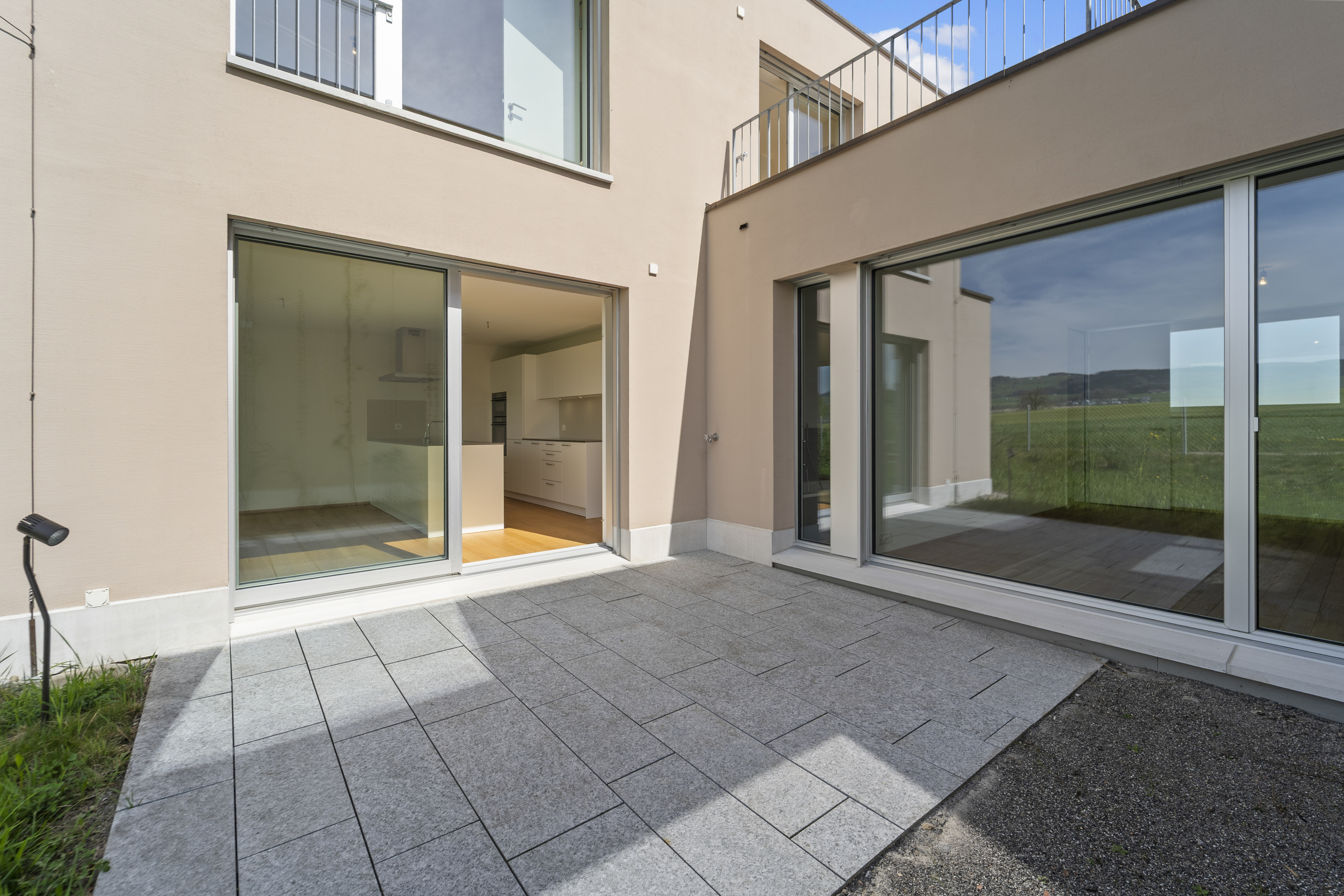 Moderner Innenhof mit Terrasse und Glasfronten