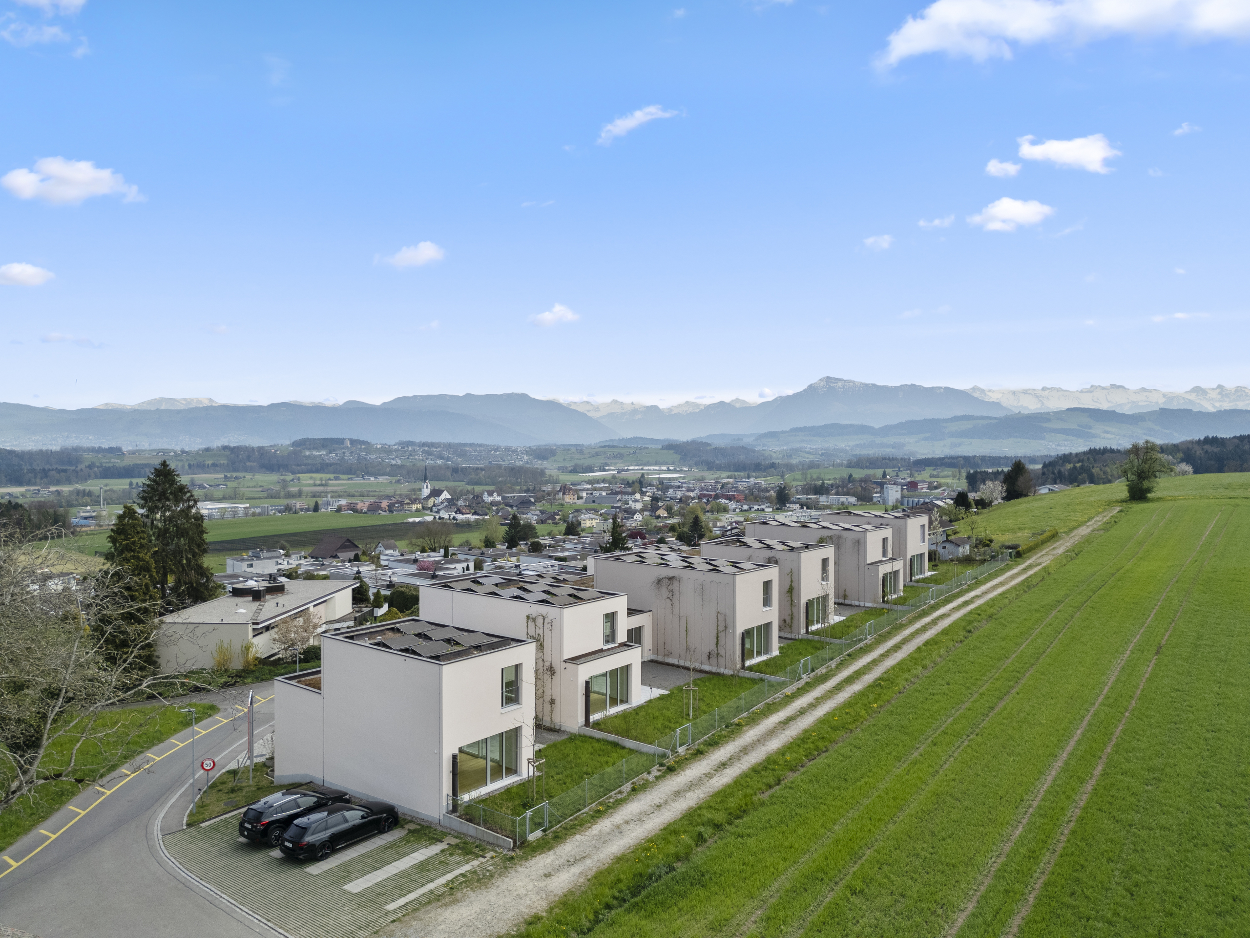 Moderne Wohnsiedlung mit Bergpanorama